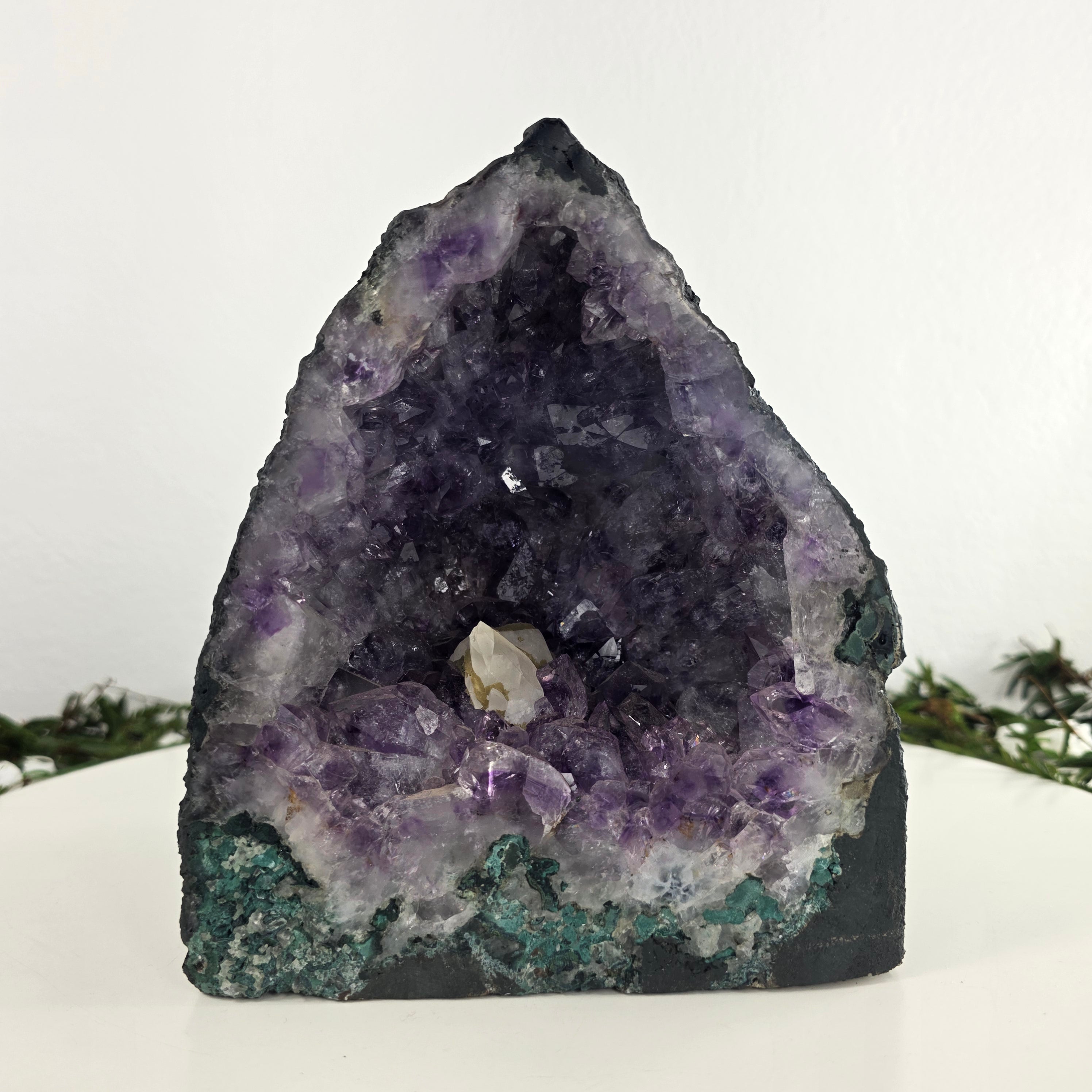 Capela em Ametista Bruta Drusa - Geodo de Ametista 3,35 Kgs, Energia, Beleza e Sofisticação