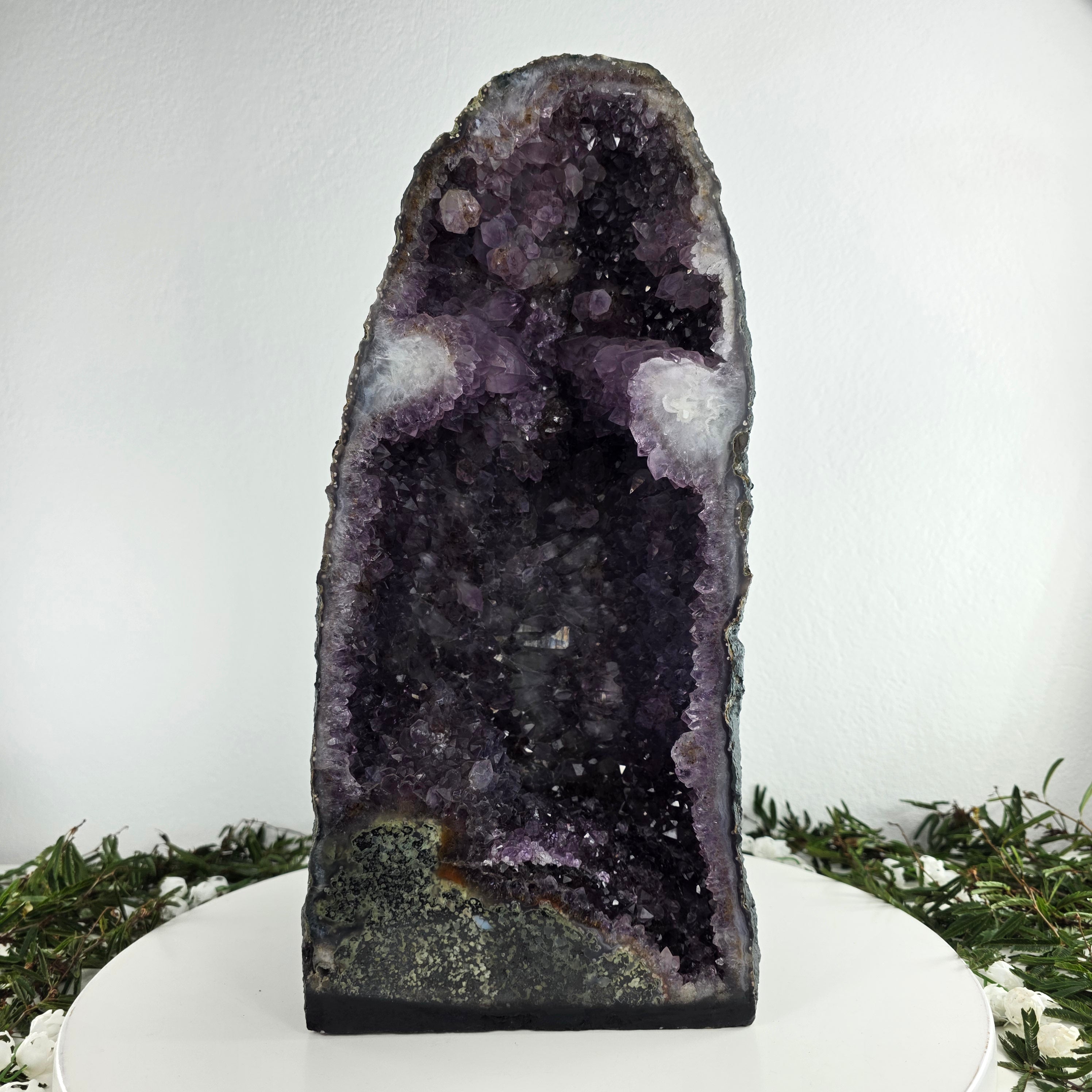 Capela em Ametista Bruta Drusa - Geodo de Ametista 10,70 Kgs, Energia, Beleza e Sofisticação