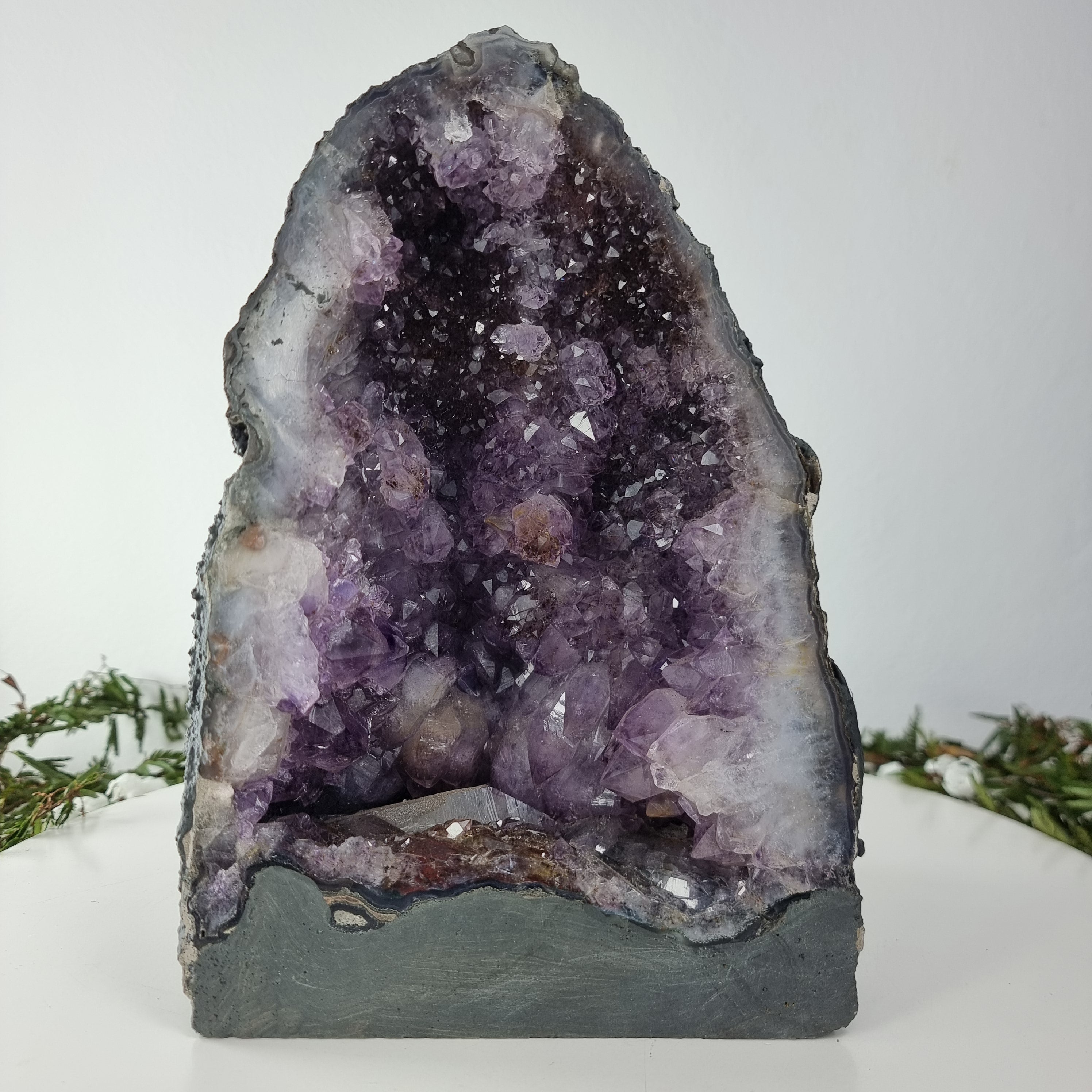 Capela em Ametista Bruta Drusa - Geodo de Ametista 4,95 Kgs, Energia, Beleza e Sofisticação