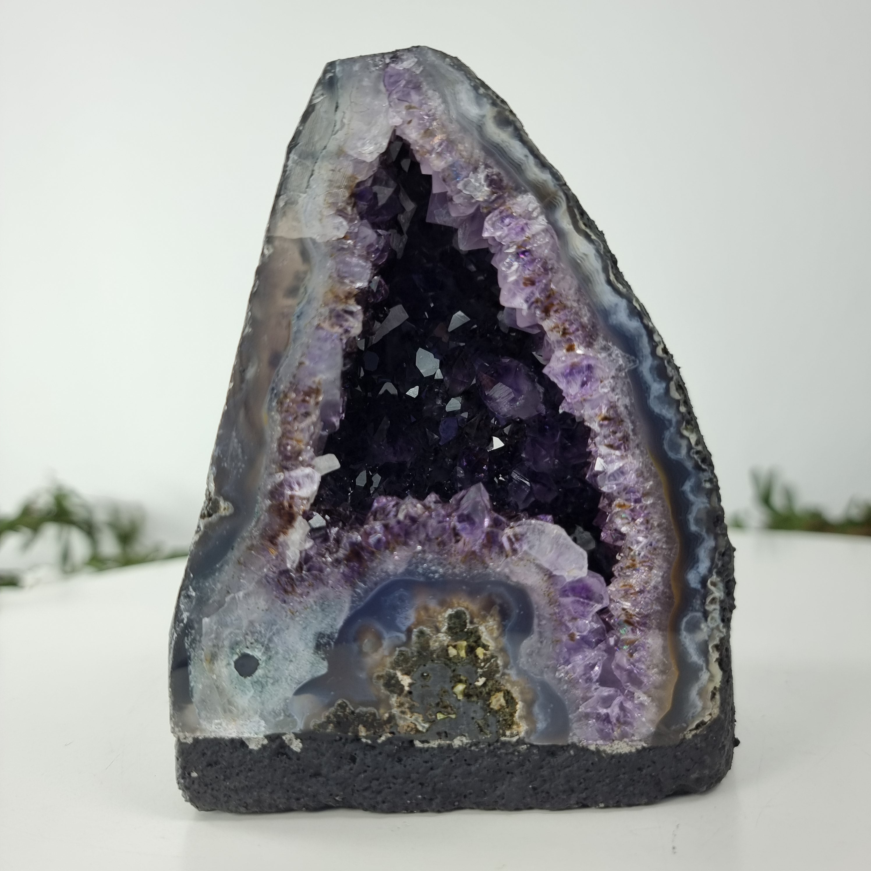 Capela em Ametista Bruta Drusa - Geodo de Ametista 1,10 Kgs, Energia, Beleza e Sofisticação