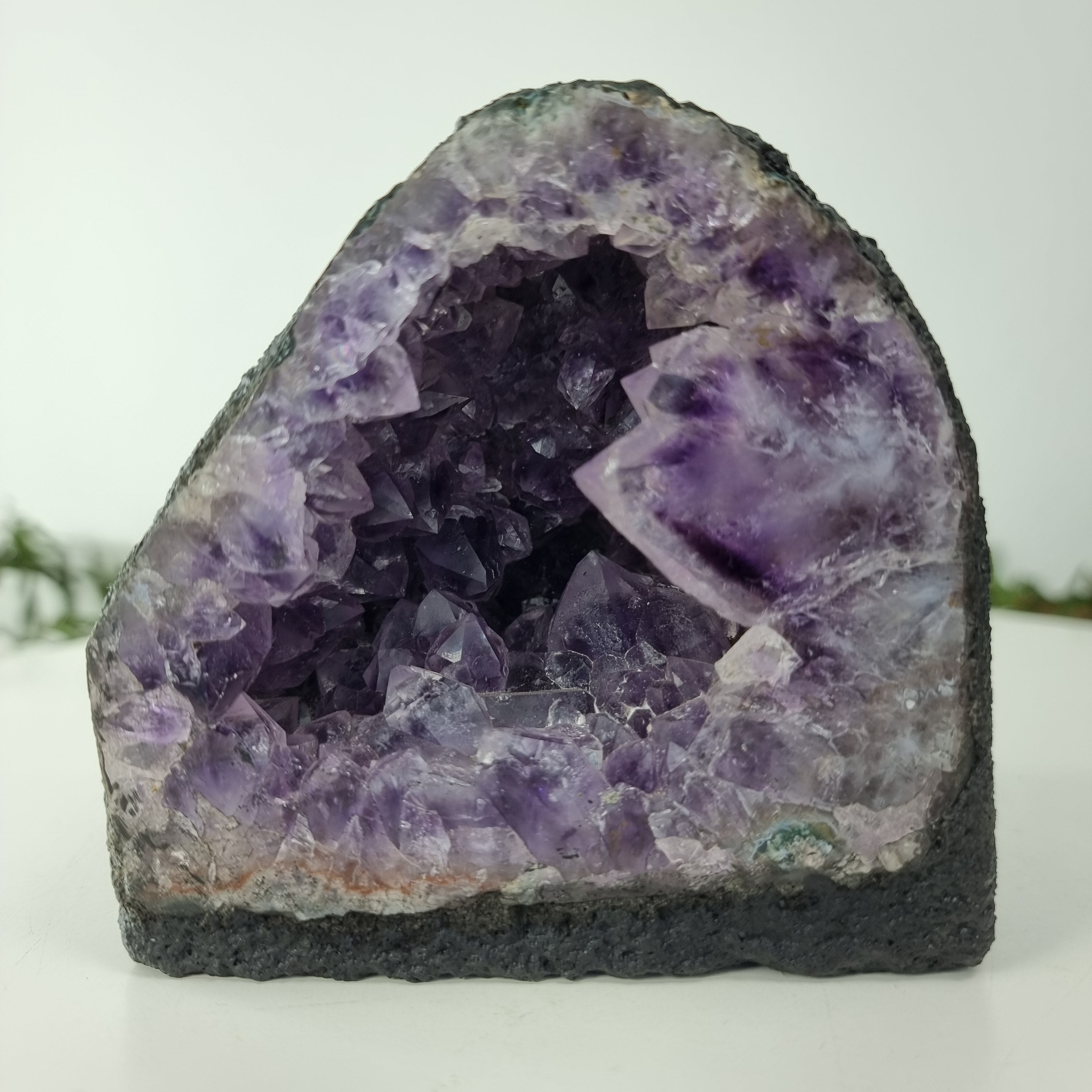 Capela em Ametista Bruta Drusa - Geodo de Ametista 1,25 Kgs, Energia, Beleza e Sofisticação