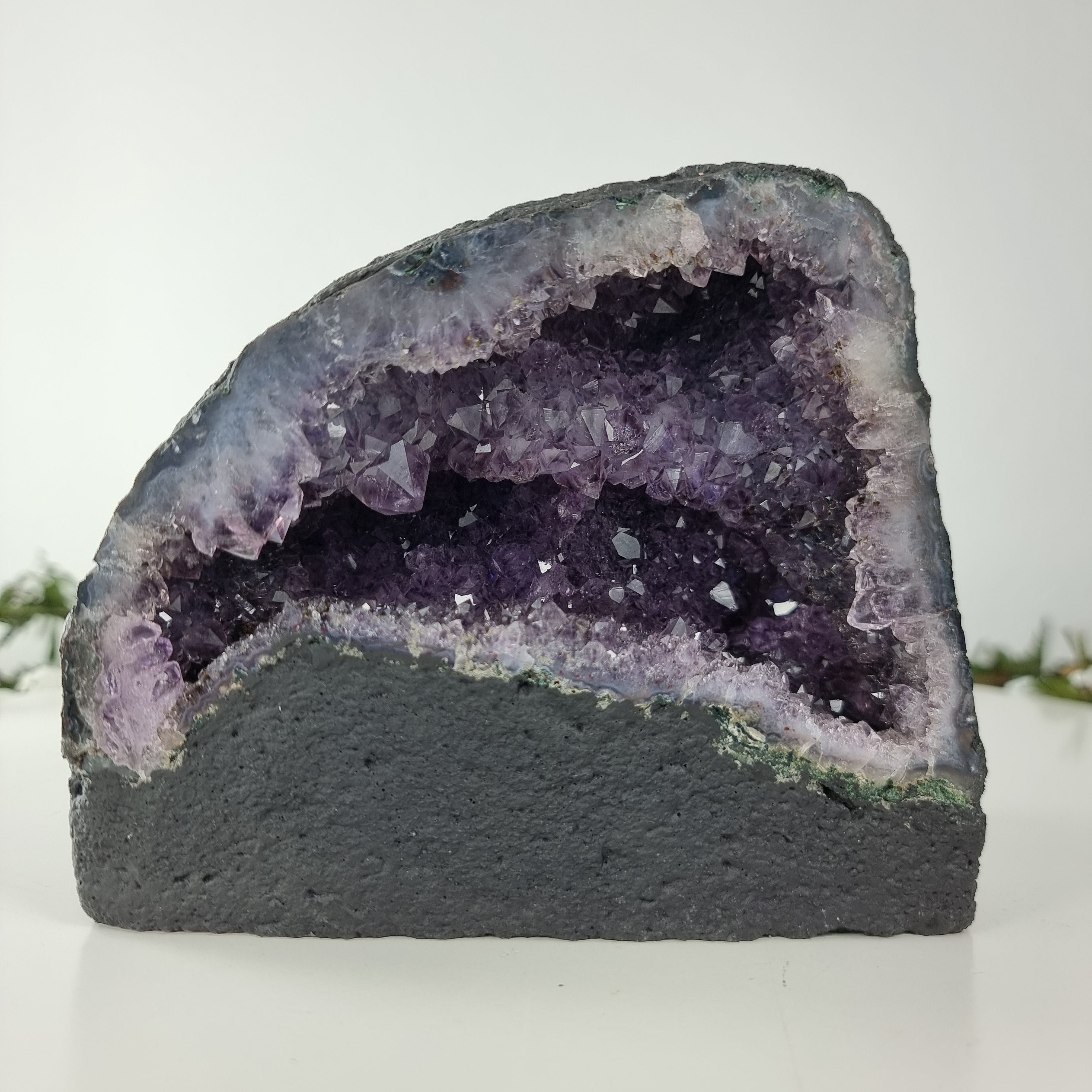 Capela em Ametista Bruta Drusa - Geodo de Ametista 1,80 Kgs, Energia, Beleza e Sofisticação