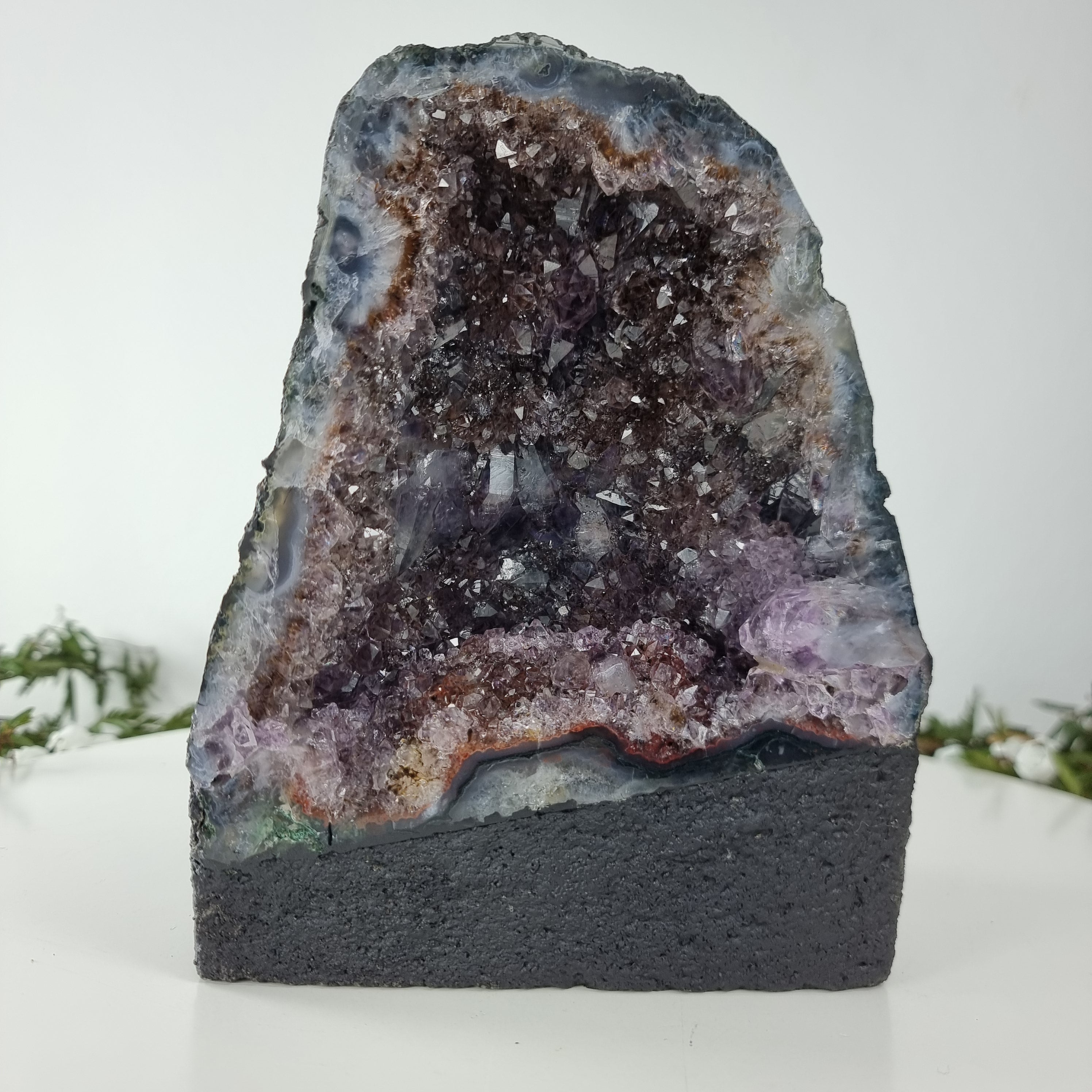 Capela em Ametista Bruta Drusa - Geodo de Ametista 2,80 Kgs, Energia, Beleza e Sofisticação