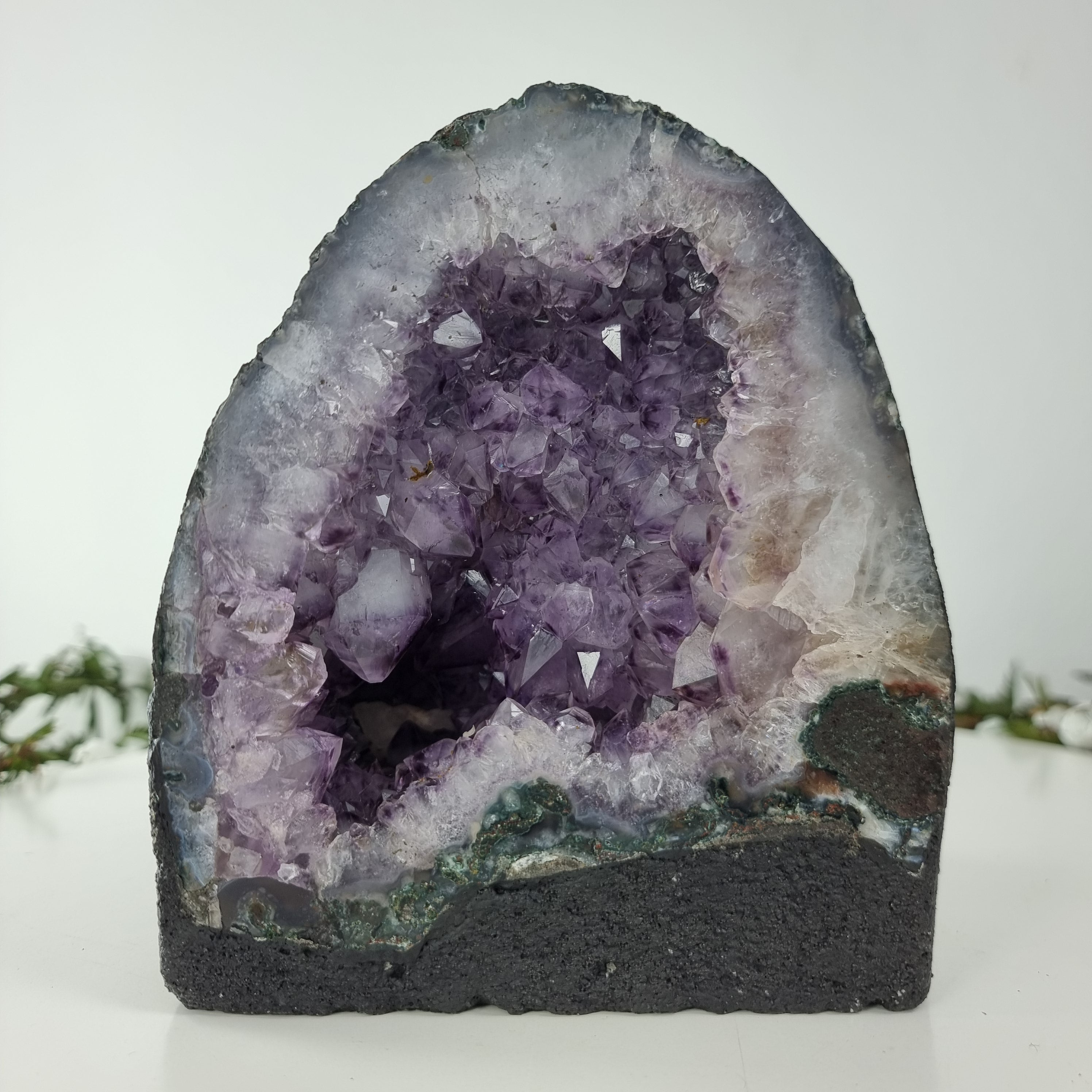 Capela em Ametista Bruta Drusa - Geodo de Ametista 2,85 Kgs, Energia, Beleza e Sofisticação