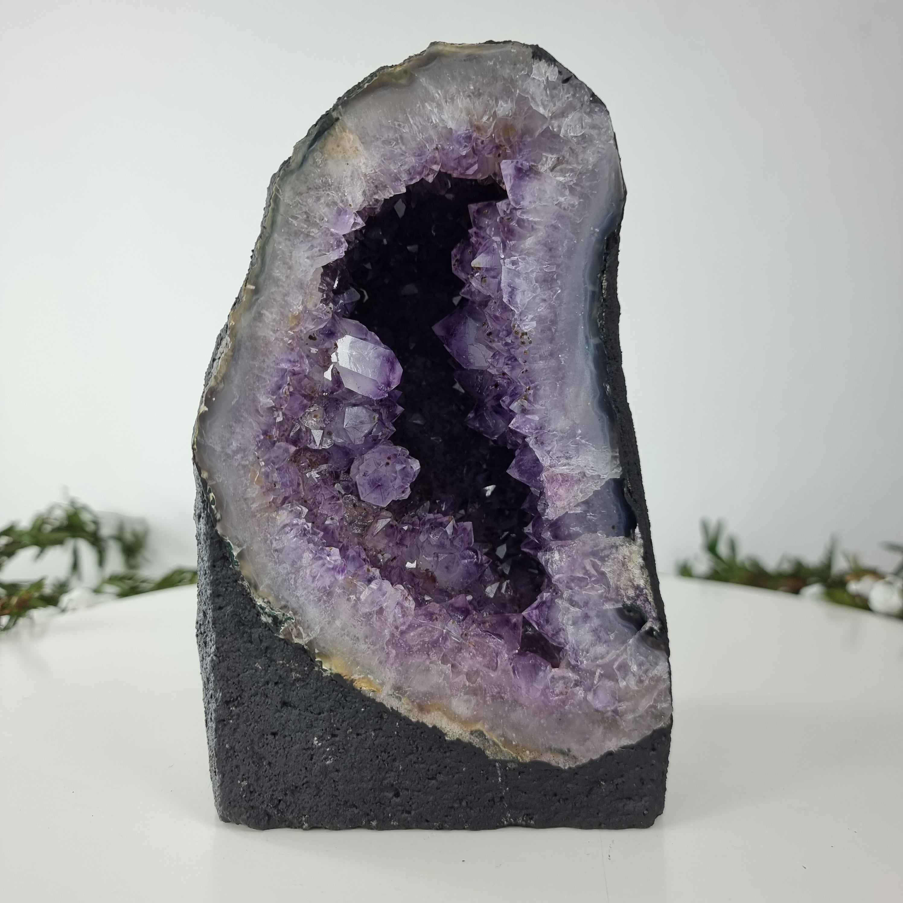 Capela em Ametista Bruta Drusa - Geodo de Ametista 2,40 Kgs, Energia, Beleza e Sofisticação