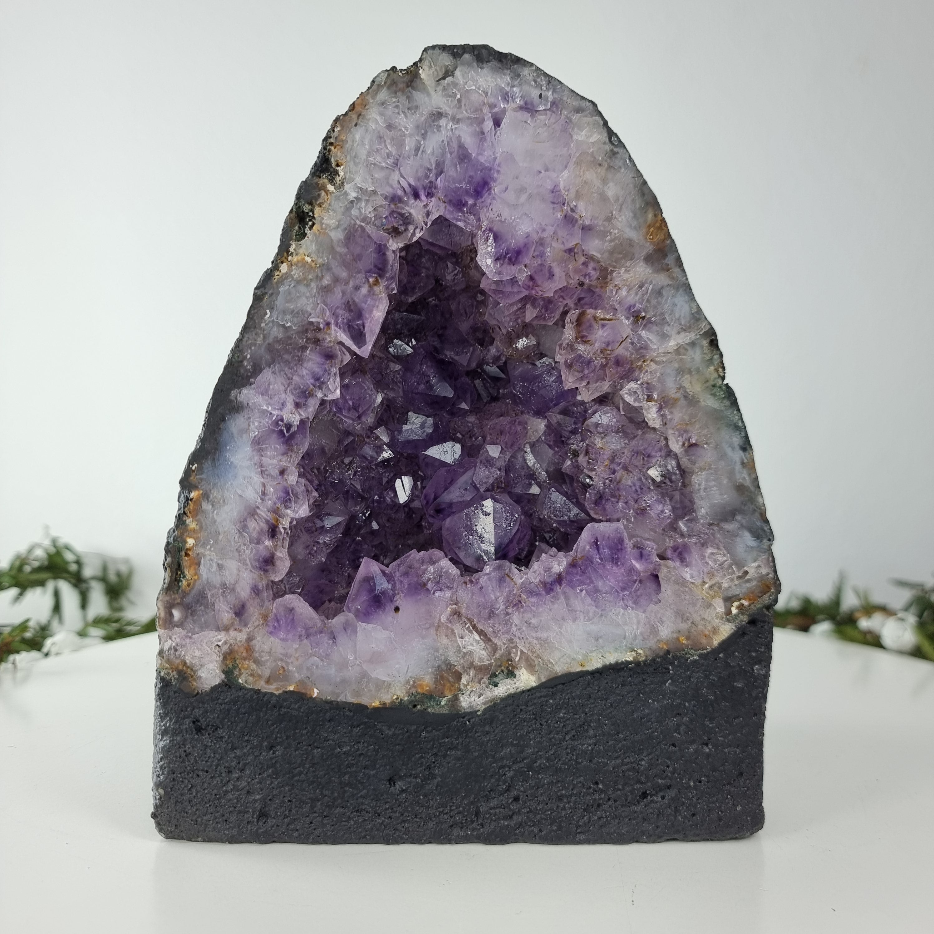 Capela em Ametista Bruta Drusa - Geodo de Ametista 3,05 Kgs, Energia, Beleza e Sofisticação