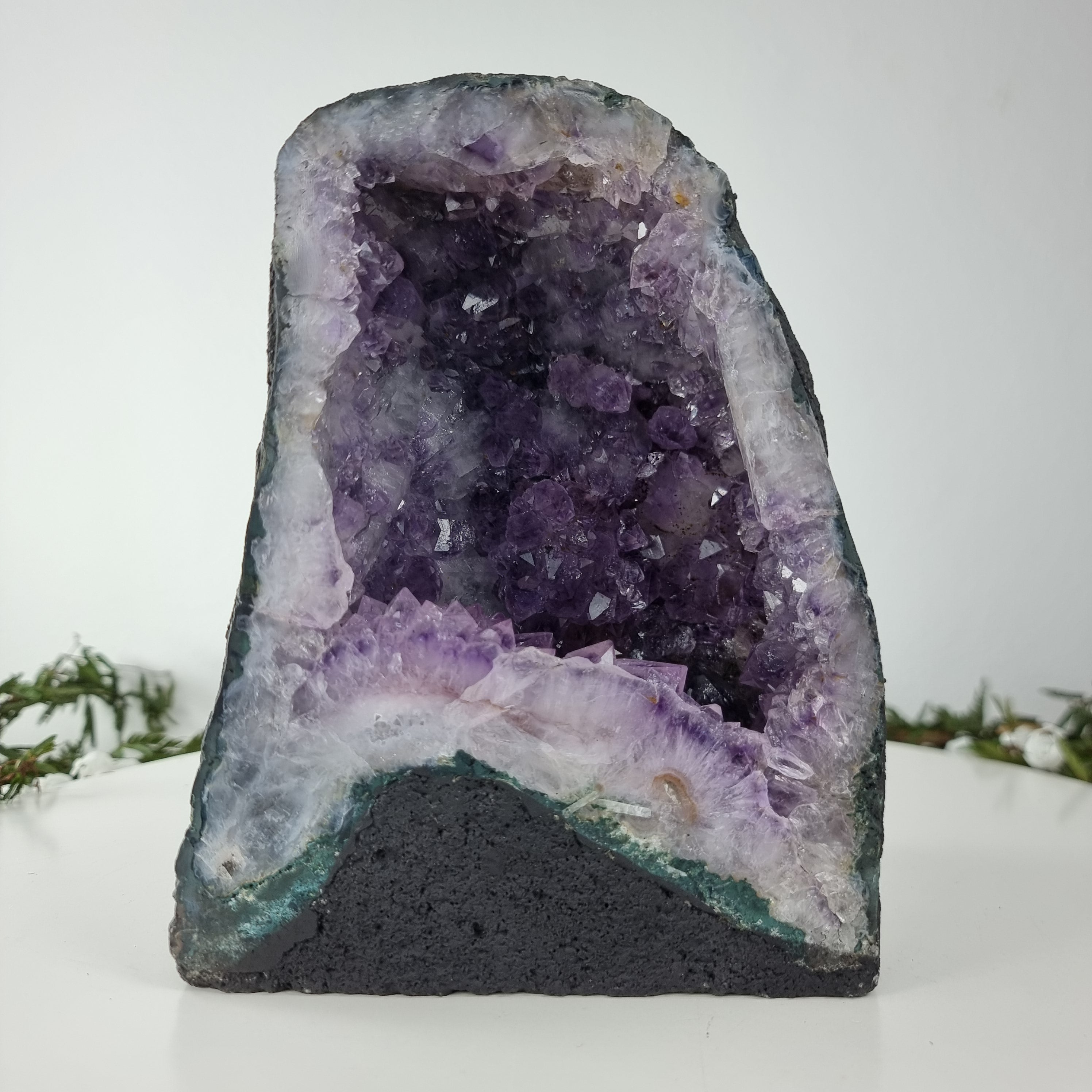Capela em Ametista Bruta Drusa - Geodo de Ametista 3,20 Kgs, Energia, Beleza e Sofisticação