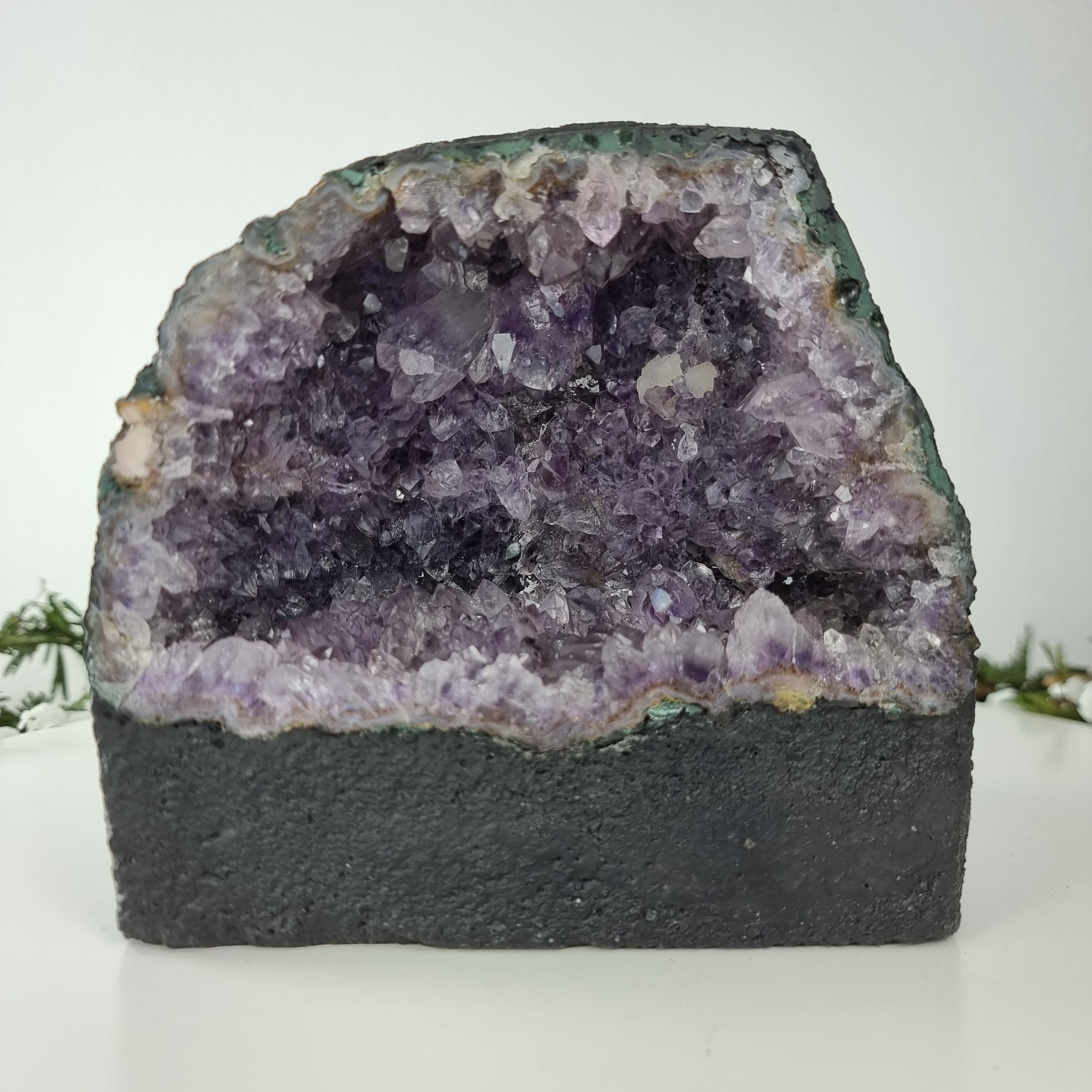 Capela em Ametista Bruta Drusa - Geodo de Ametista 3,00 Kgs, Energia, Beleza e Sofisticação