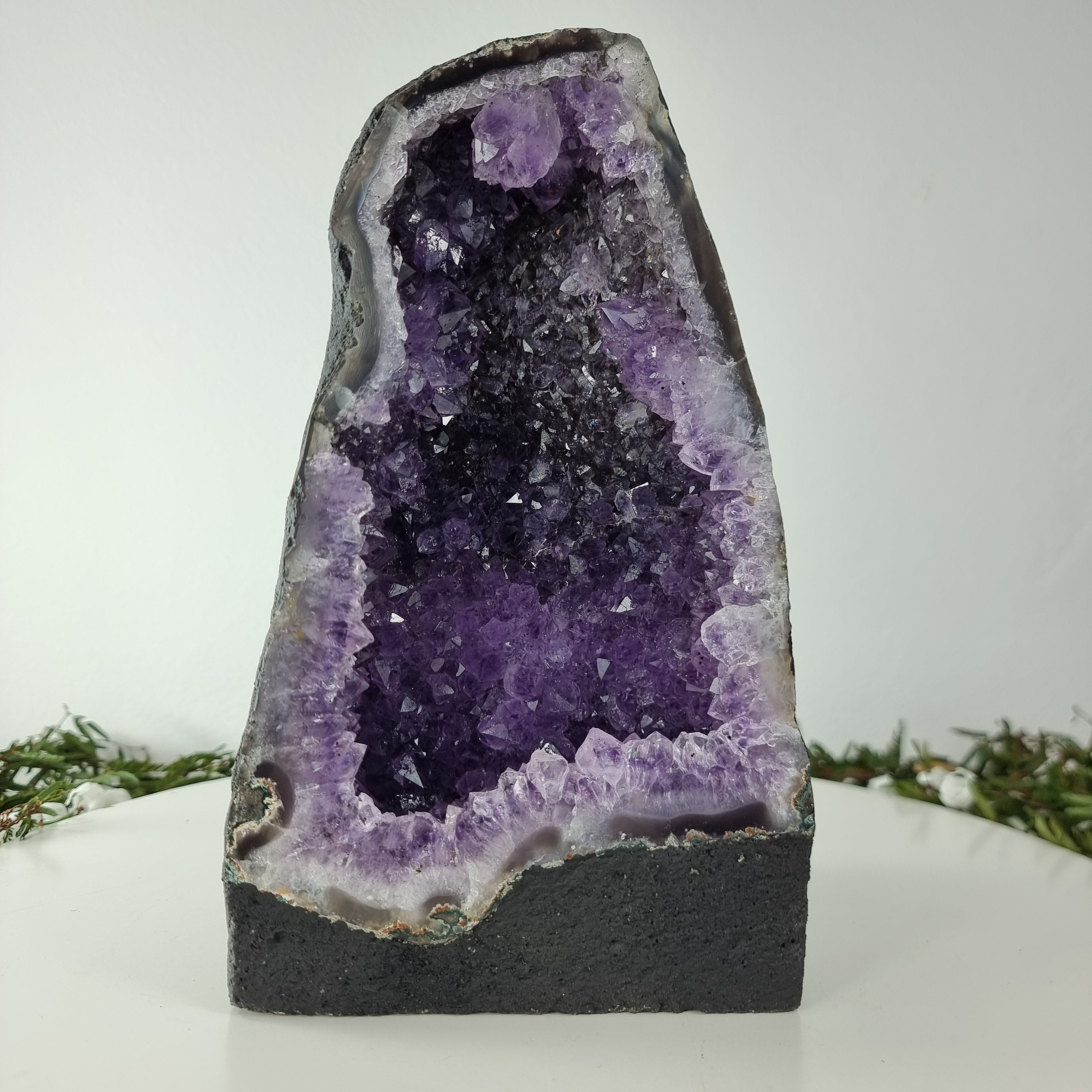 Capela em Ametista Bruta Drusa - Geodo de Ametista 4,60 Kgs, Energia, Beleza e Sofisticação