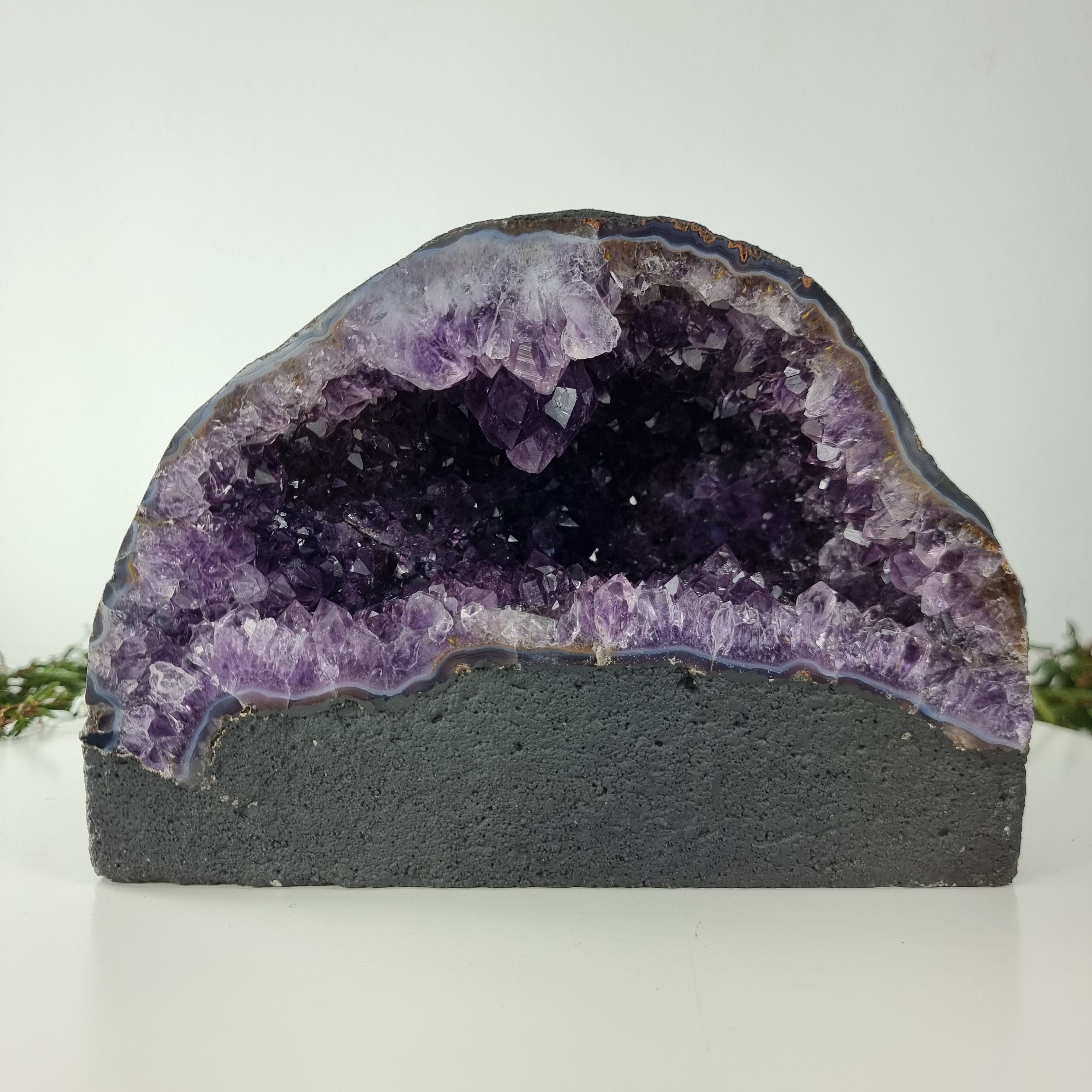 Capela em Ametista Bruta Drusa - Geodo de Ametista 5,00 Kgs, Energia, Beleza e Sofisticação