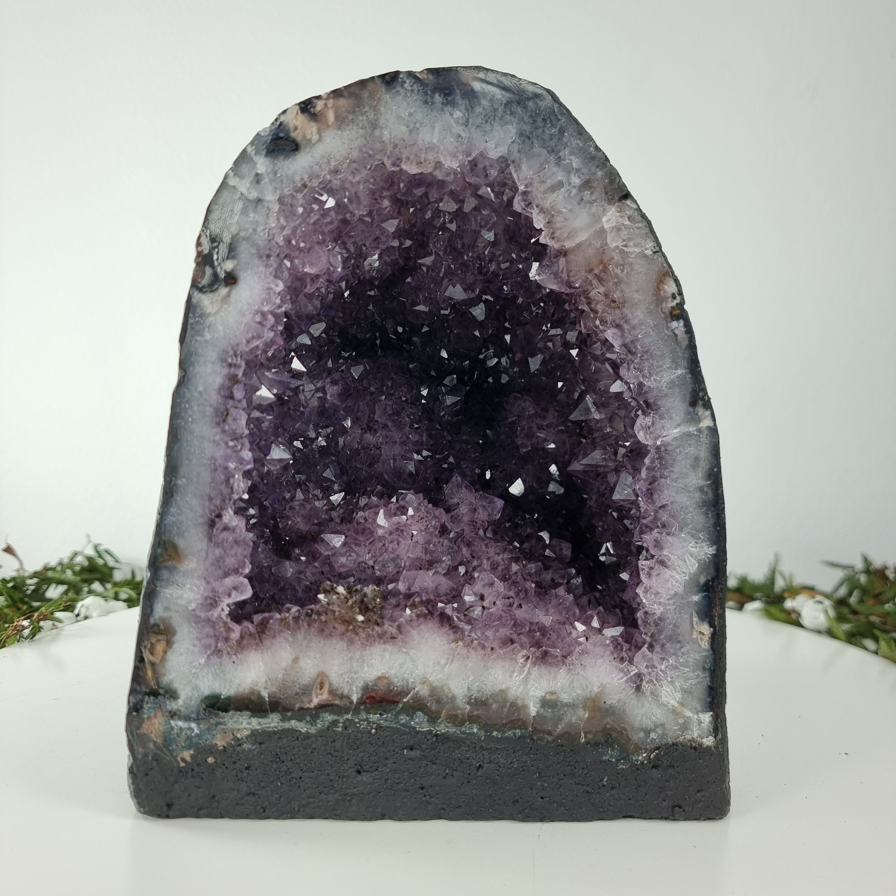 Capela em Ametista Bruta Drusa - Geodo de Ametista 6,40 Kgs, Energia, Beleza e Sofisticação