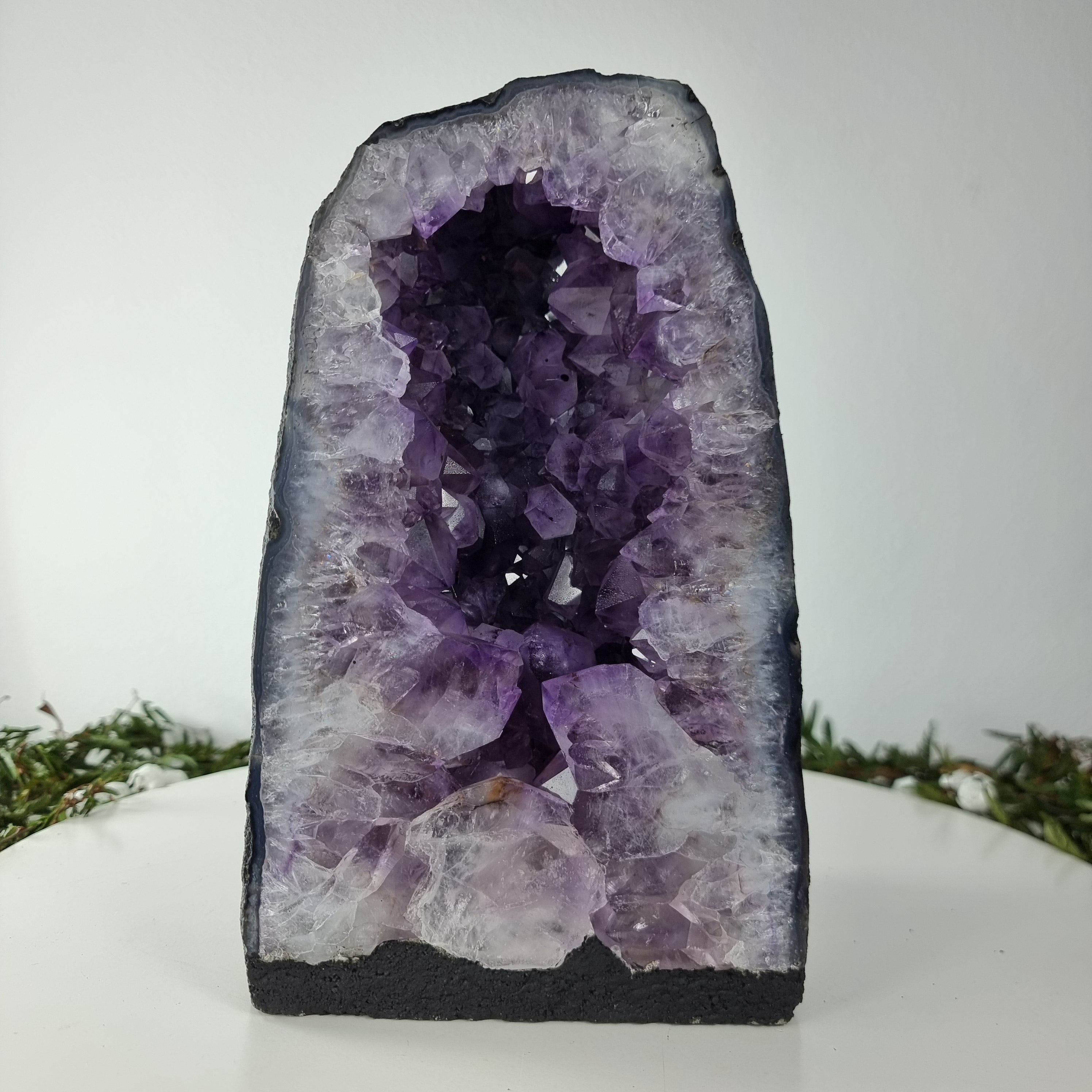 Capela em Ametista Bruta Drusa - Geodo de Ametista 5,80 Kgs, Energia, Beleza e Sofisticação