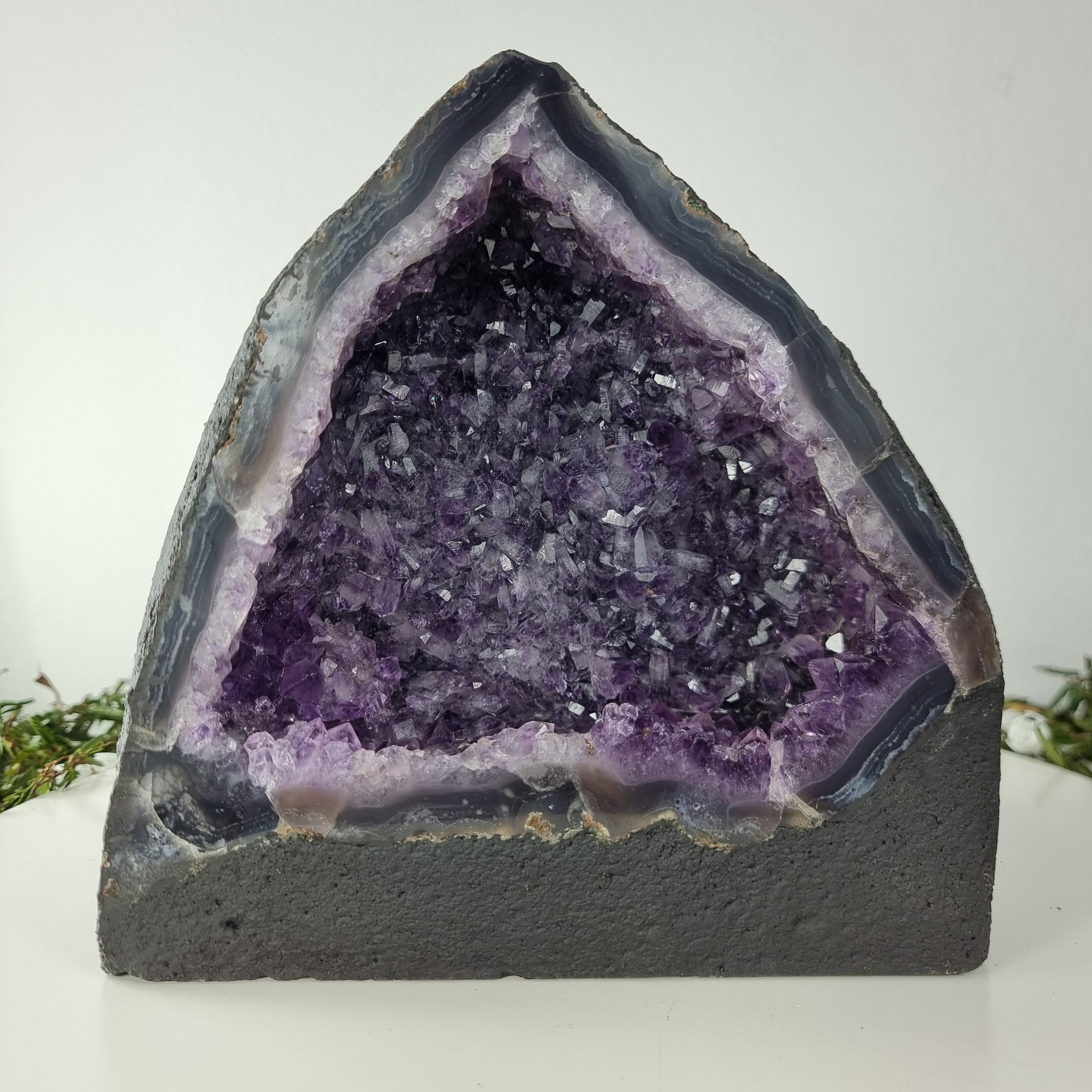 Capela em Ametista Bruta Drusa - Geodo de Ametista 6,80 Kgs, Energia, Beleza e Sofisticação