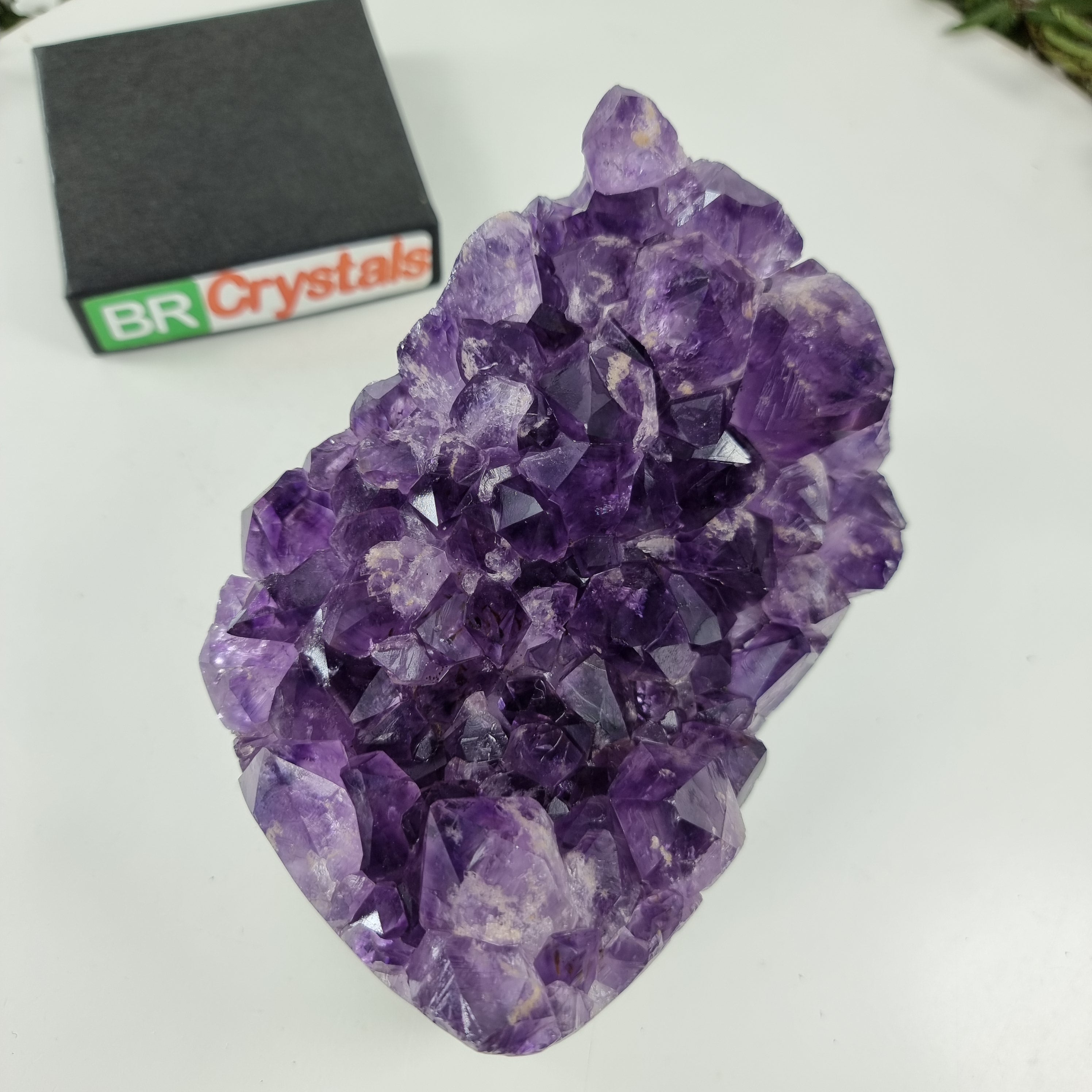 Ametista Drusa com Cristais Especiais peso com 1,384 Kgs, Energia, Beleza e Sofisticação