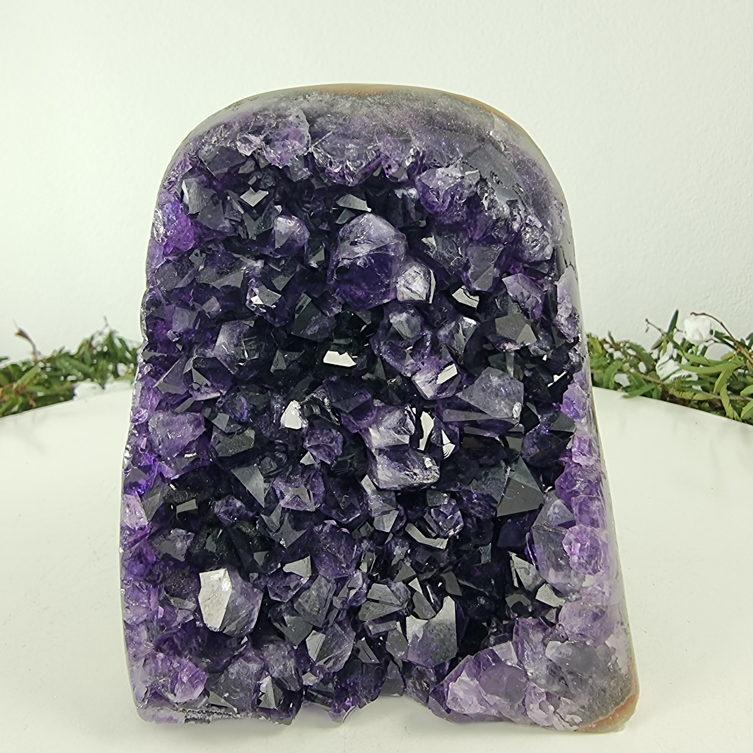Ametista Drusa com Cristais Especiais peso com 1,72 kgs, Energia, Beleza e Sofisticação