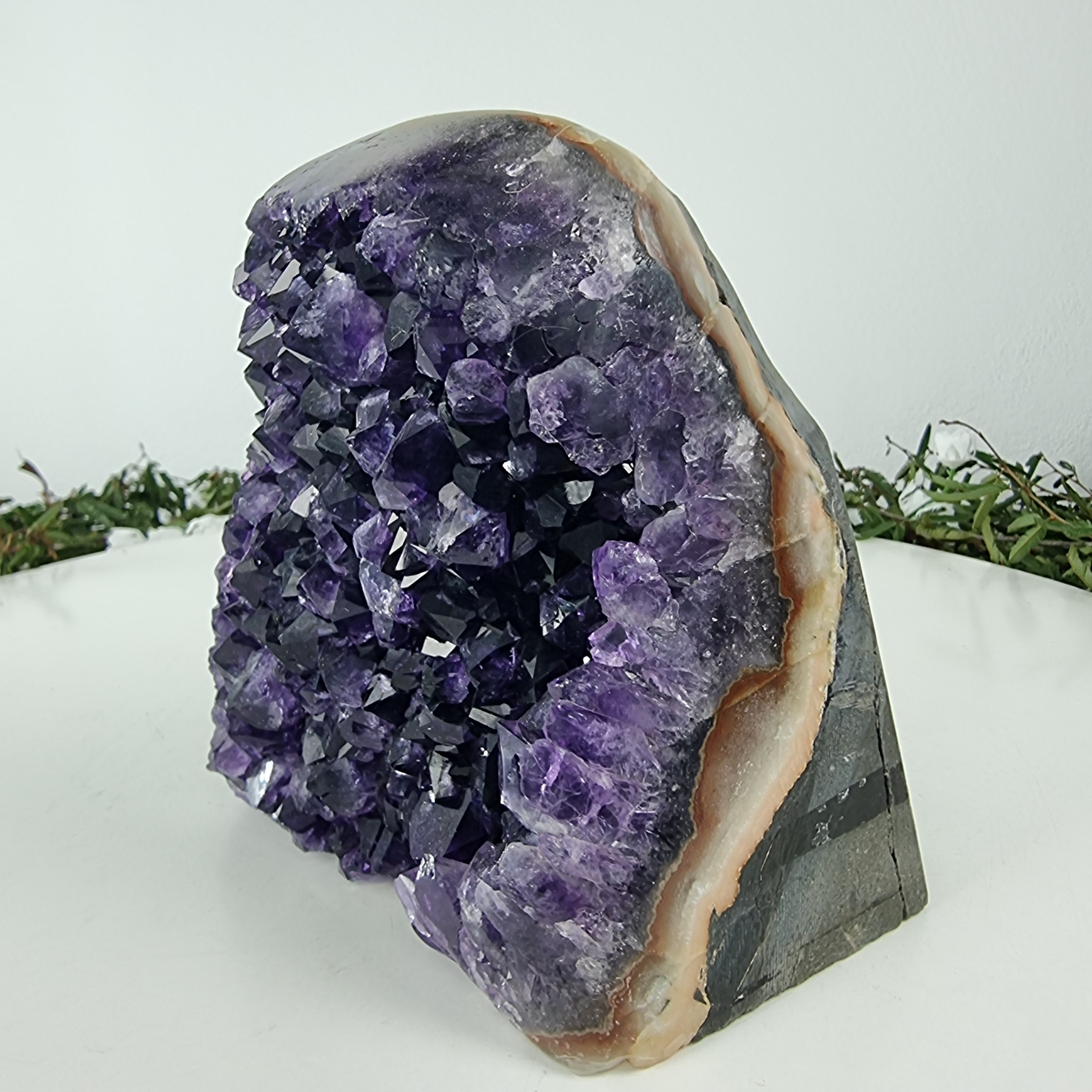 Ametista Drusa com Cristais Especiais peso com 1,72 kgs, Energia, Beleza e Sofisticação