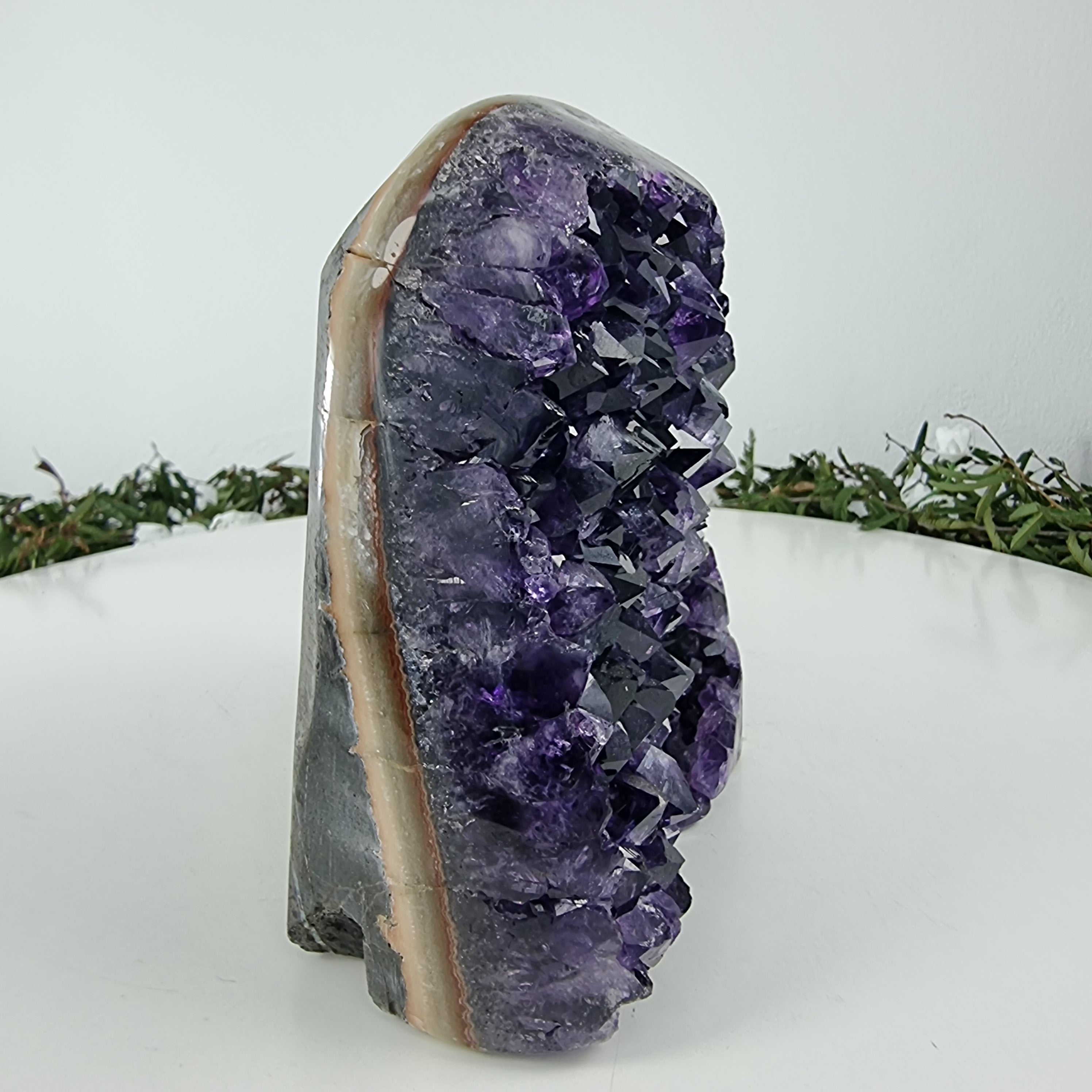 Ametista Drusa com Cristais Especiais peso com 1,72 kgs, Energia, Beleza e Sofisticação