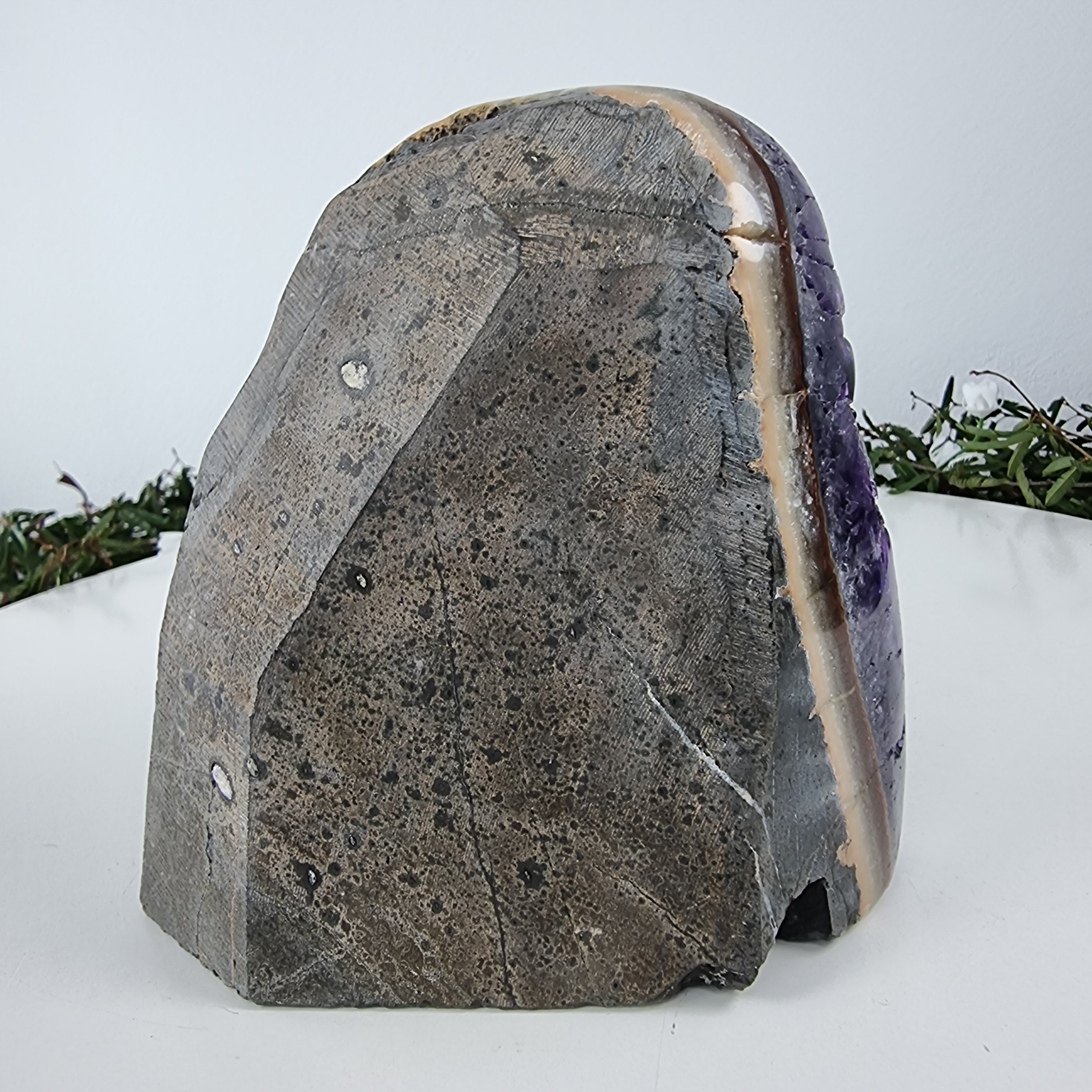 Ametista Drusa com Cristais Especiais peso com 1,72 kgs, Energia, Beleza e Sofisticação