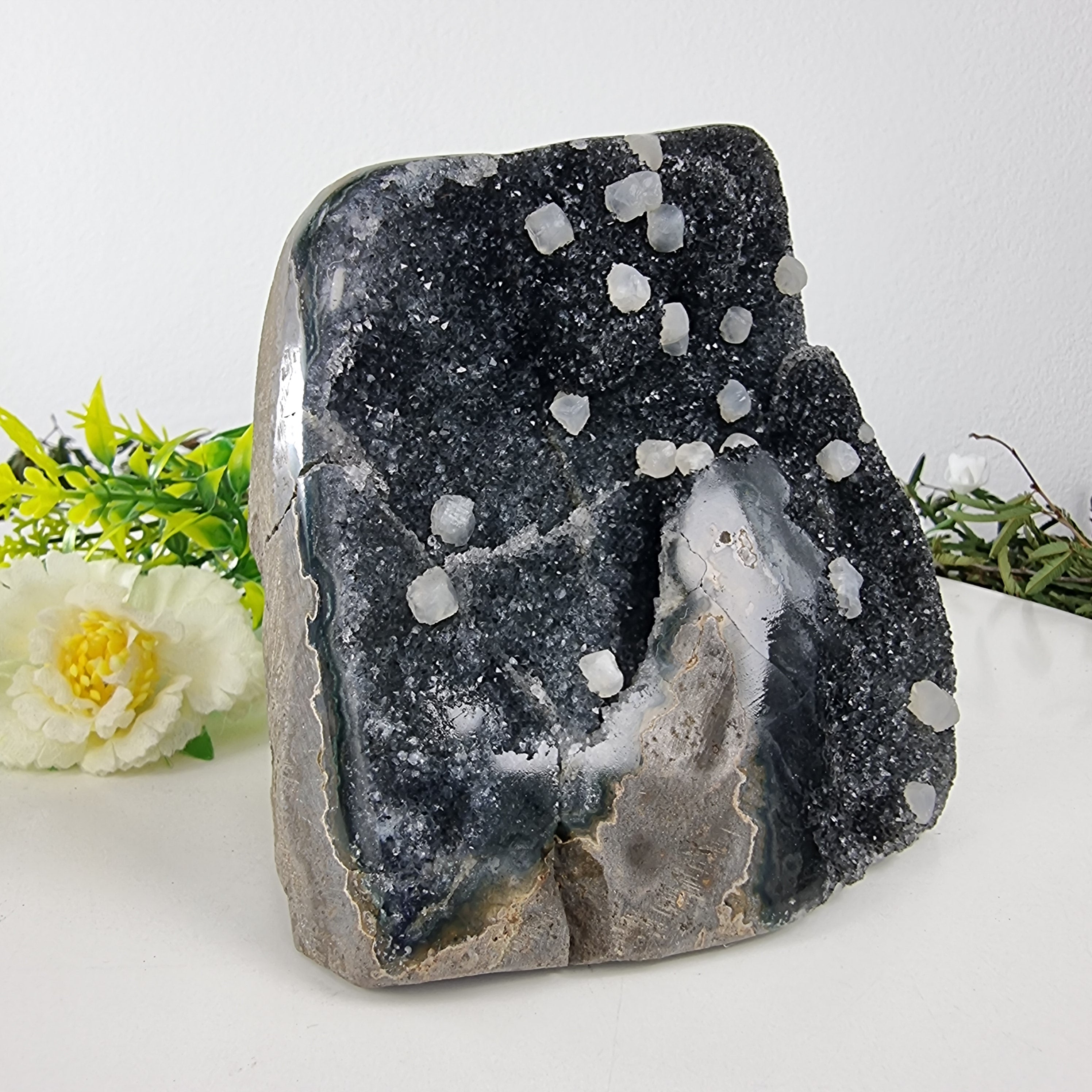 Ametista Drusa com Cristais Especiais peso com 1,32 kgs, Energia, Beleza e Sofisticação