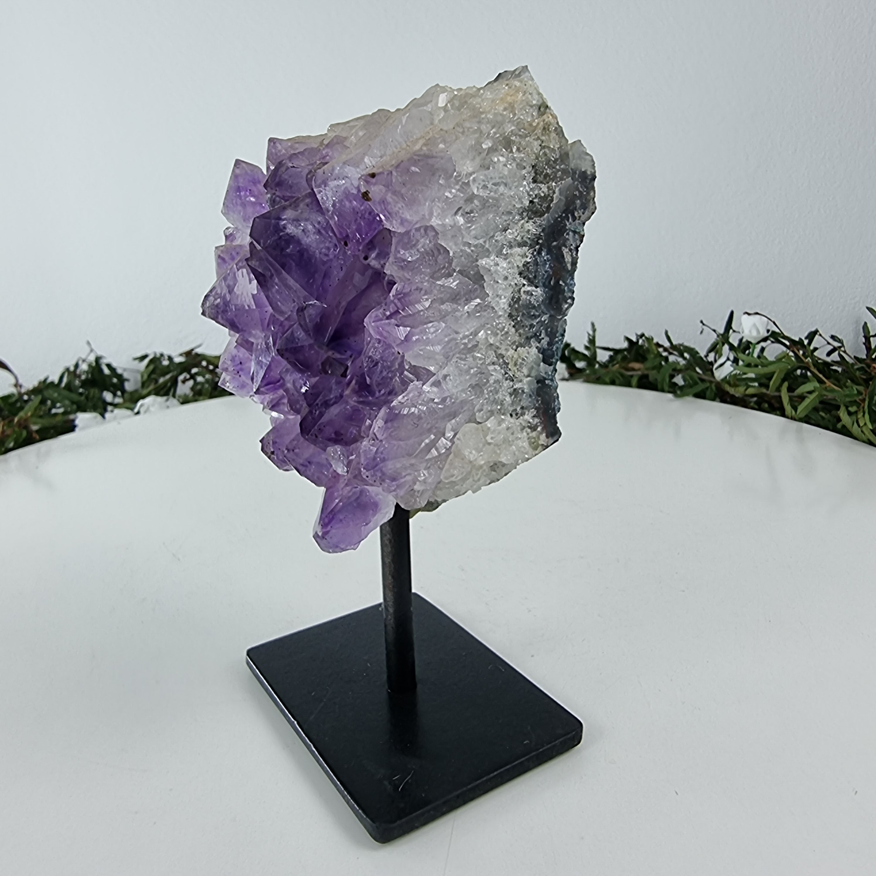 Drusa Ametista Pequena | Base de Ferro Preta | 1 Unidade, Tamanho 15 cm | Energia, Beleza e Sofisticação