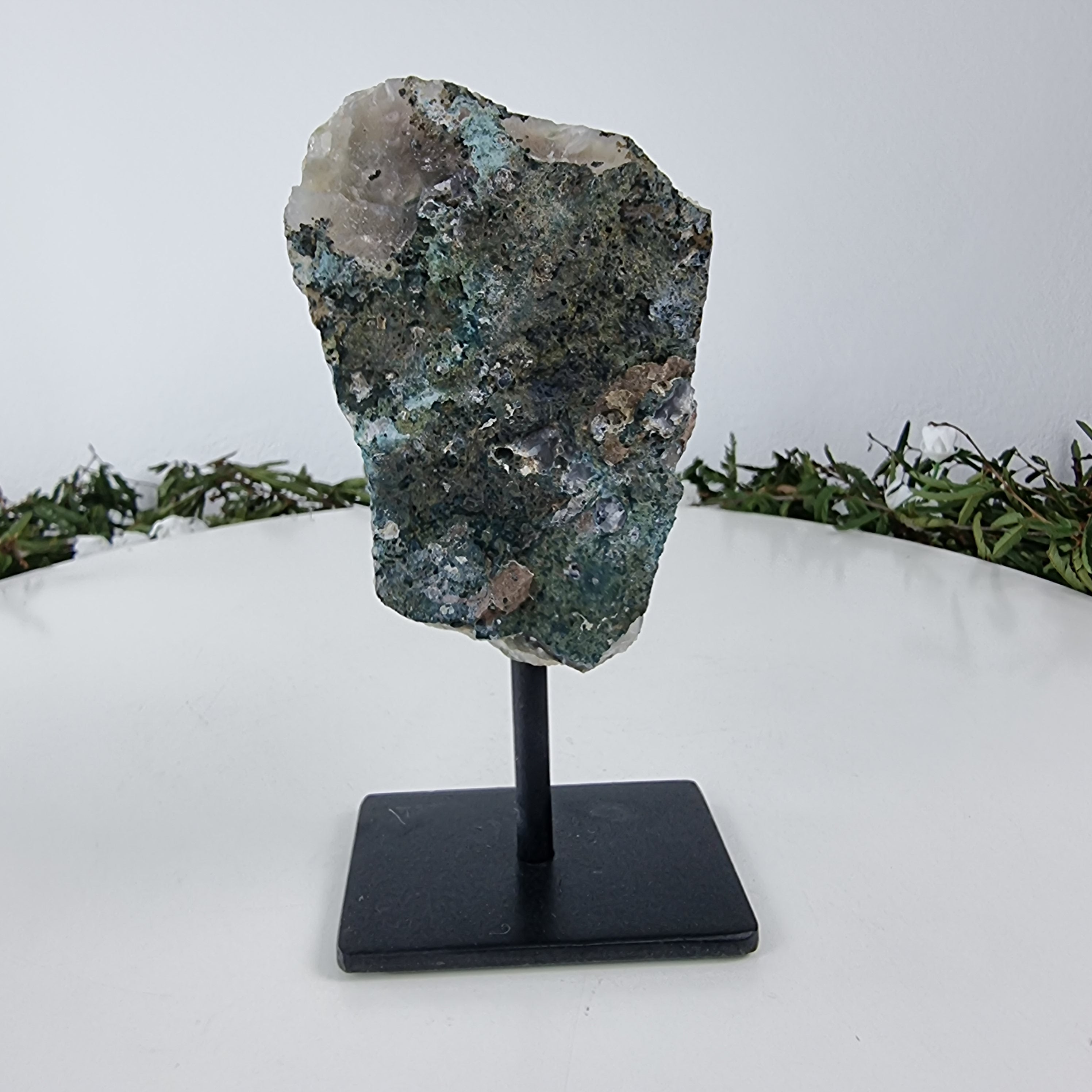 Drusa Ametista Pequena | Base de Ferro Preta | 1 Unidade, Tamanho 15 cm | Energia, Beleza e Sofisticação