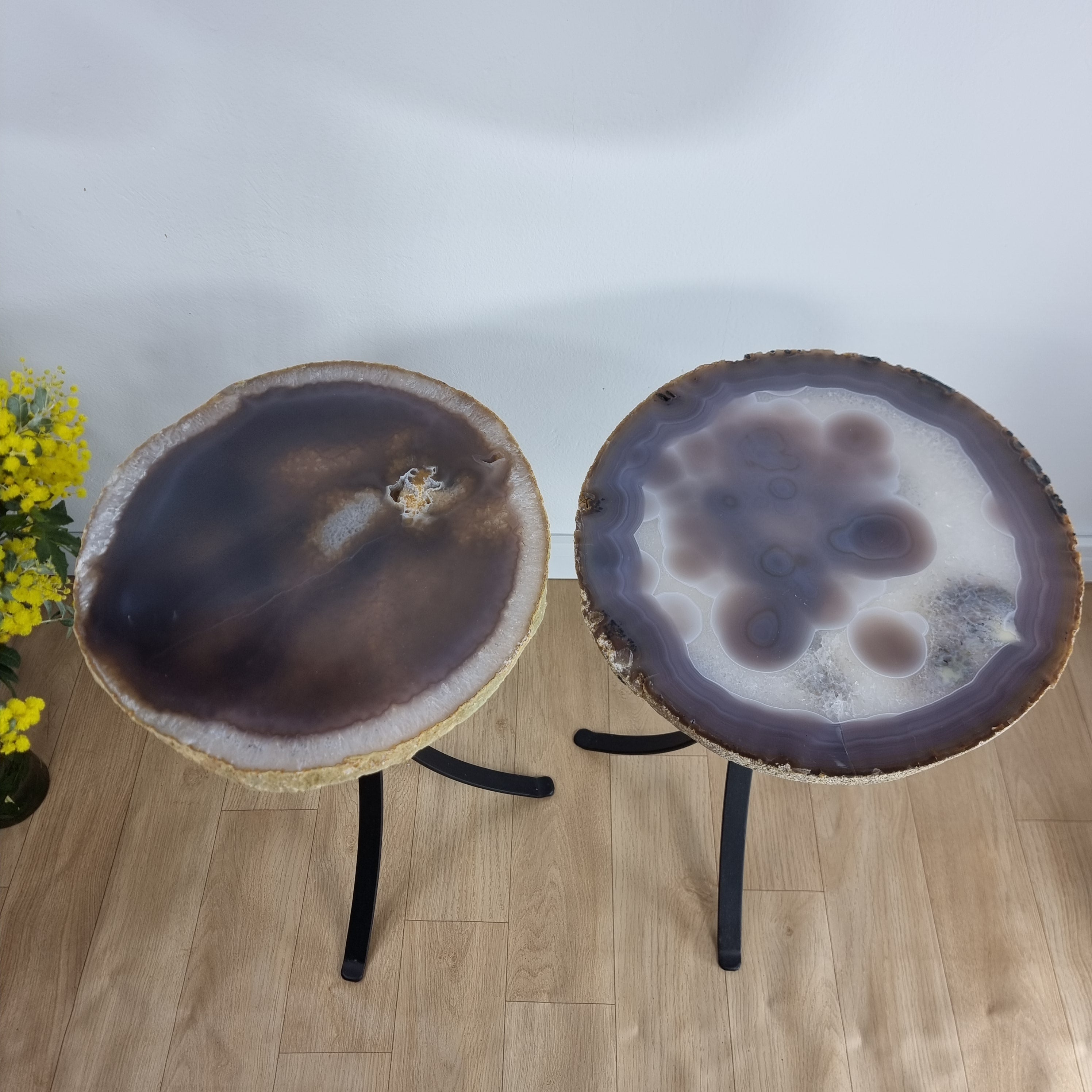 Mesa Lateral (PAR) de Àgatas Naturais | Base Tripé de Ferro Preta | Altura de 60 cm - Peça Artesanal BR Crystals