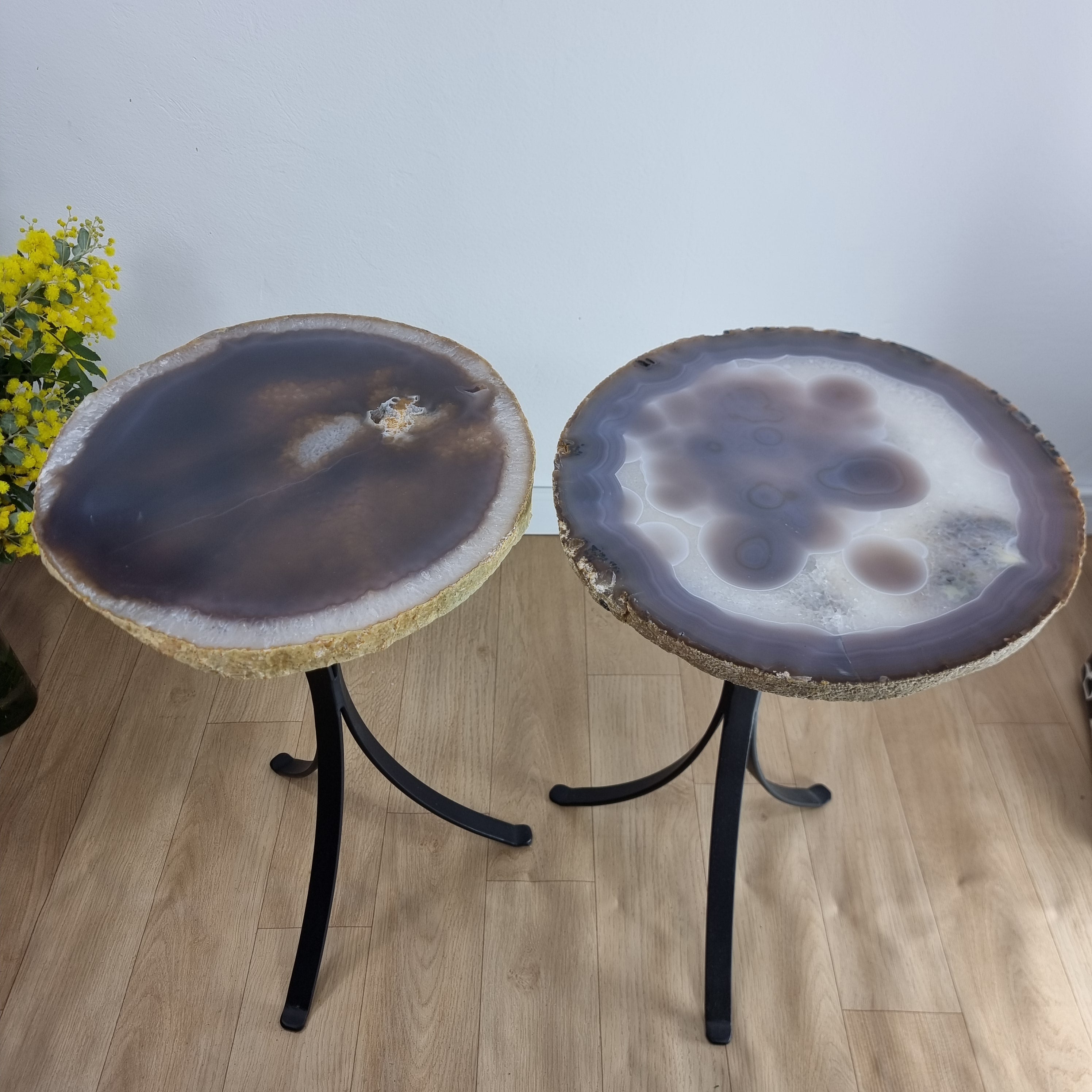 Mesa Lateral (PAR) de Àgatas Naturais | Base Tripé de Ferro Preta | Altura de 60 cm - Peça Artesanal BR Crystals