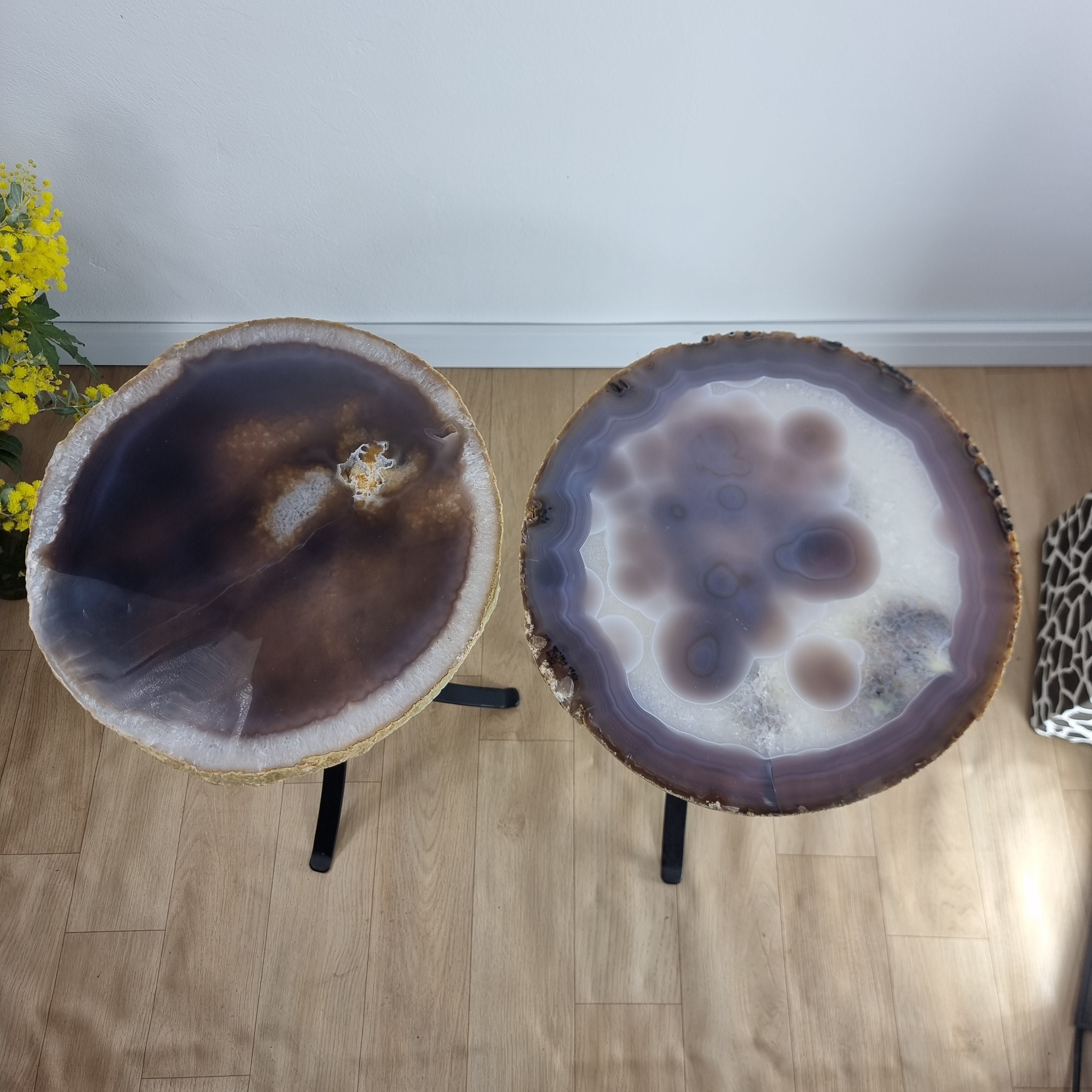 Mesa Lateral (PAR) de Àgatas Naturais | Base Tripé de Ferro Preta | Altura de 60 cm - Peça Artesanal BR Crystals