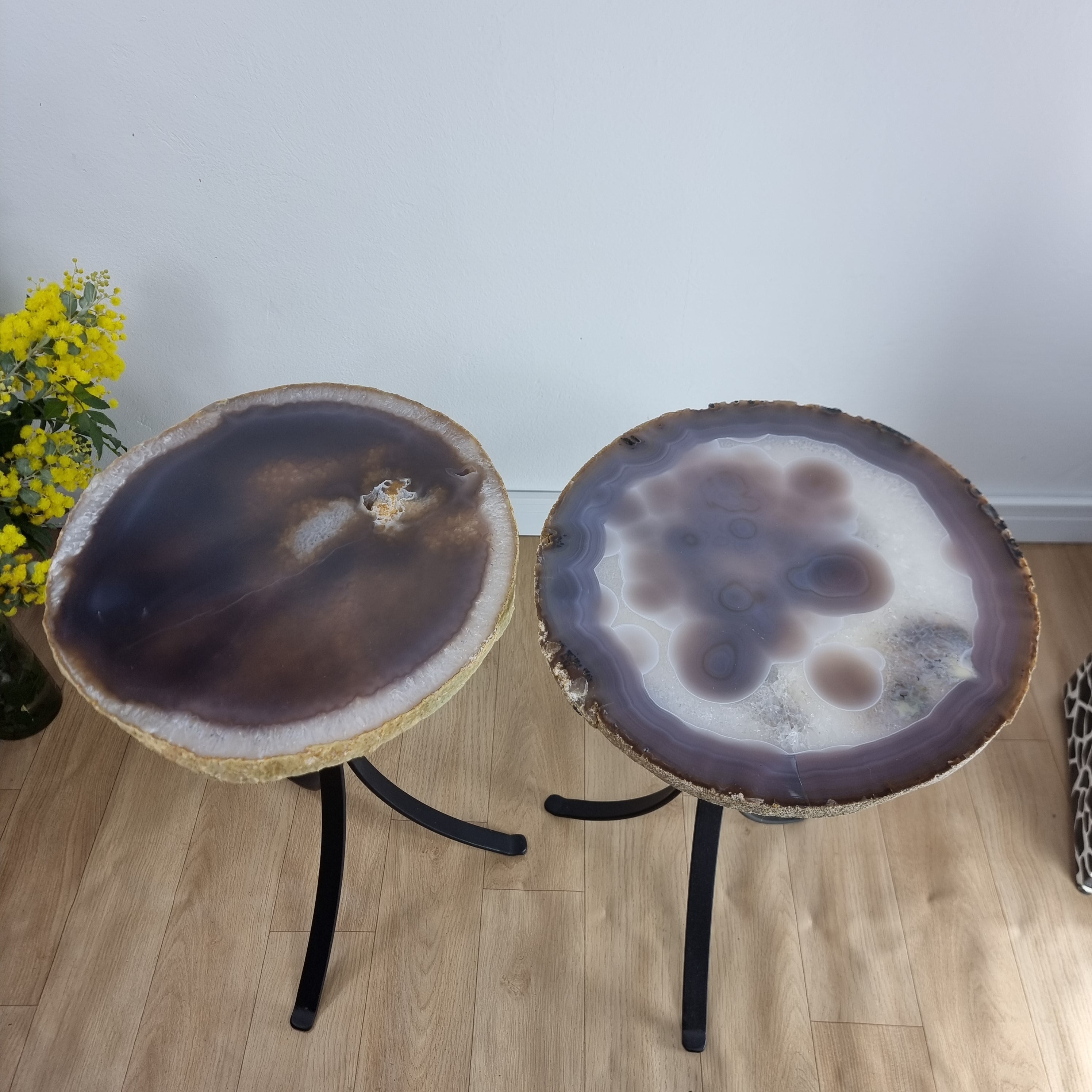 Mesa Lateral (PAR) de Àgatas Naturais | Base Tripé de Ferro Preta | Altura de 60 cm - Peça Artesanal BR Crystals