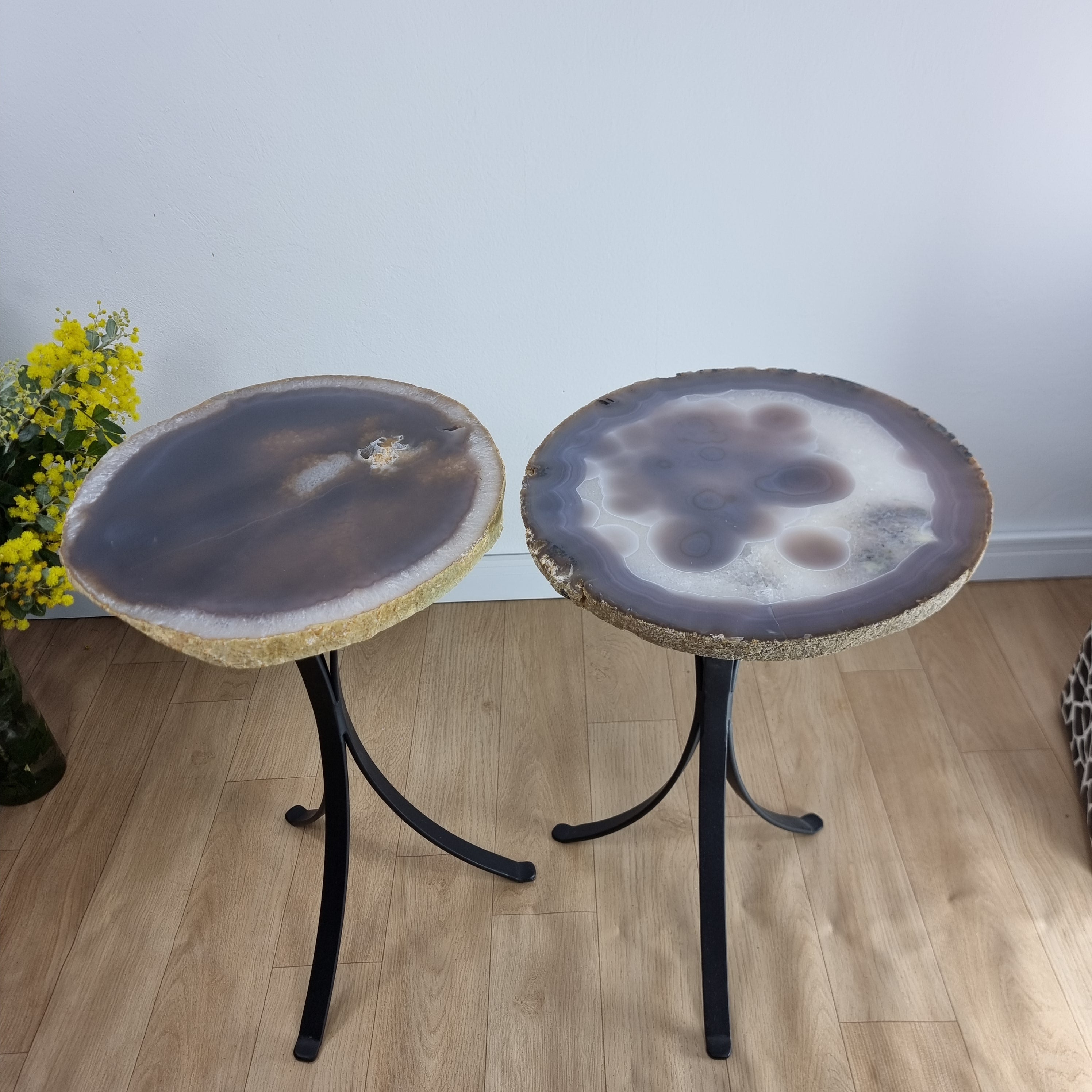 Mesa Lateral (PAR) de Àgatas Naturais | Base Tripé de Ferro Preta | Altura de 60 cm - Peça Artesanal BR Crystals