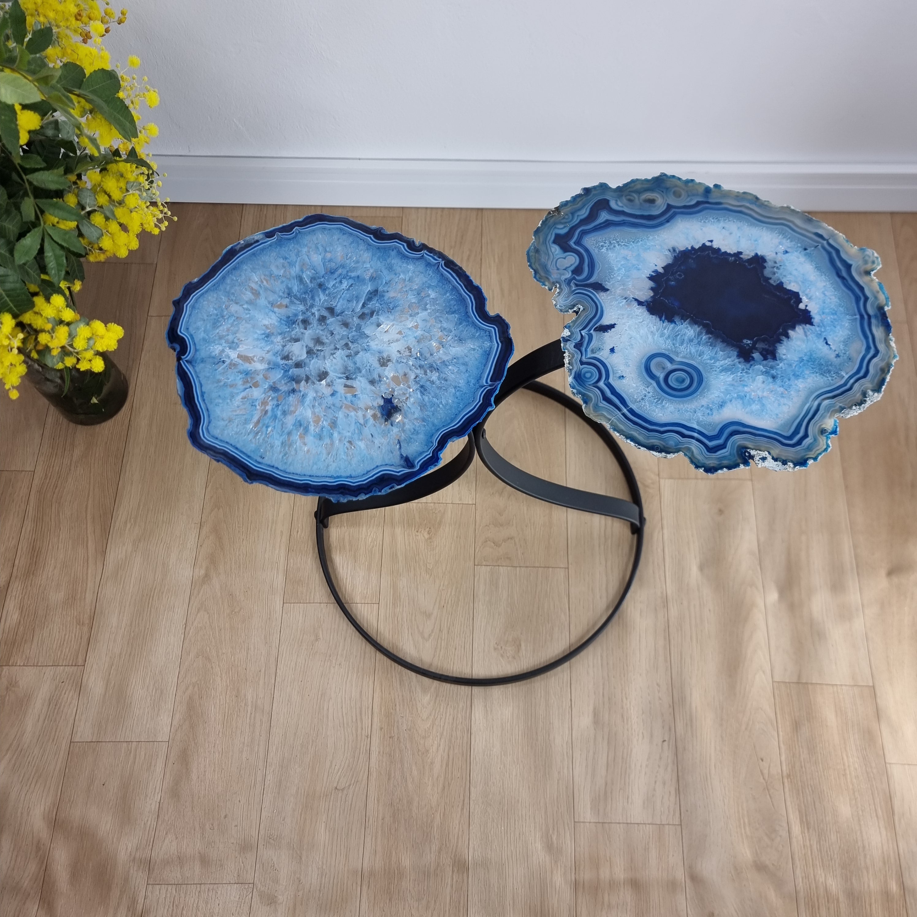 Mesa Lateral (PAR) de ÁGATAS Azuis Naturais | Base de Ferro Preta | Altura de 50 cm - Peça Artesanal BR Crystals