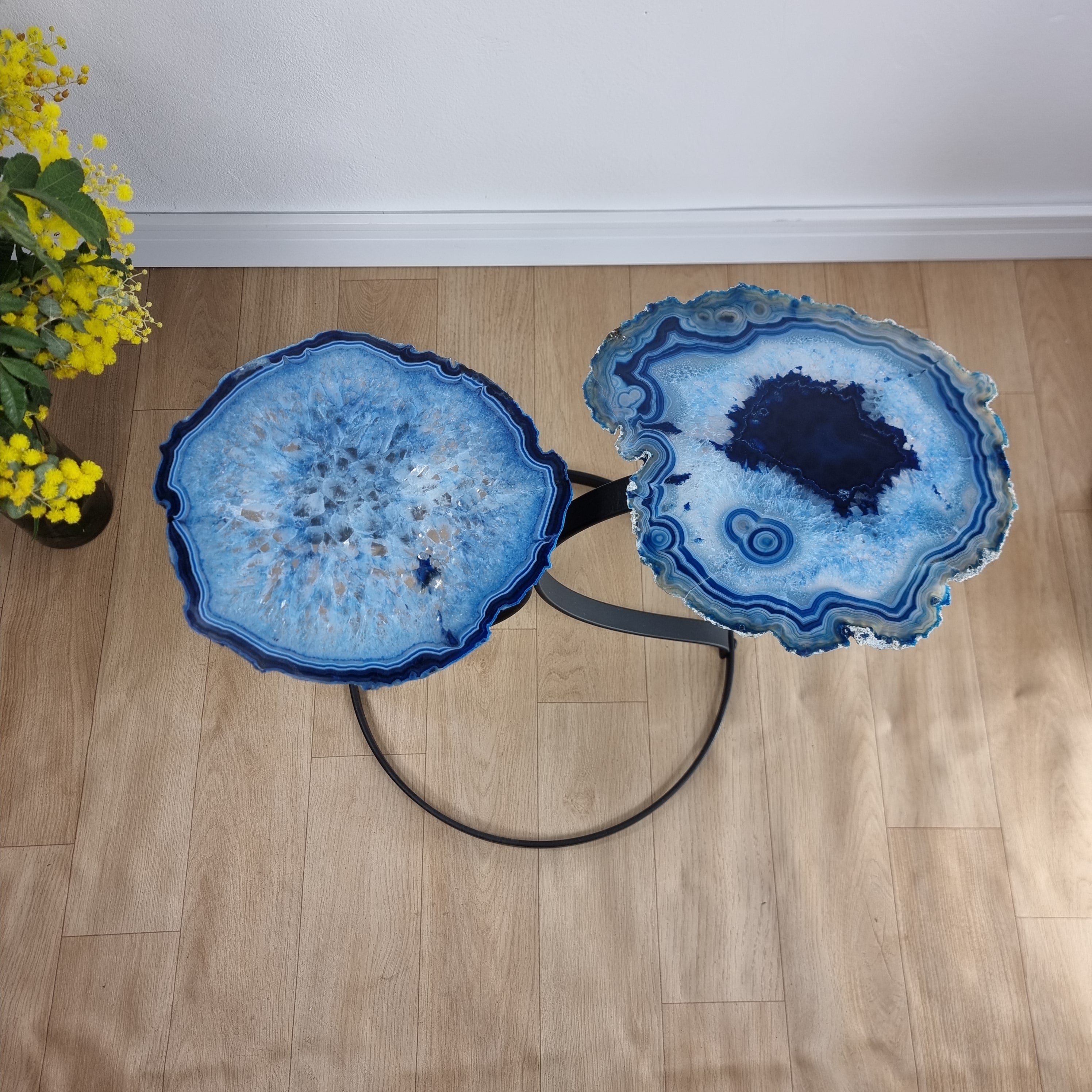 Mesa Lateral (PAR) de ÁGATAS Azuis Naturais | Base de Ferro Preta | Altura de 50 cm - Peça Artesanal BR Crystals