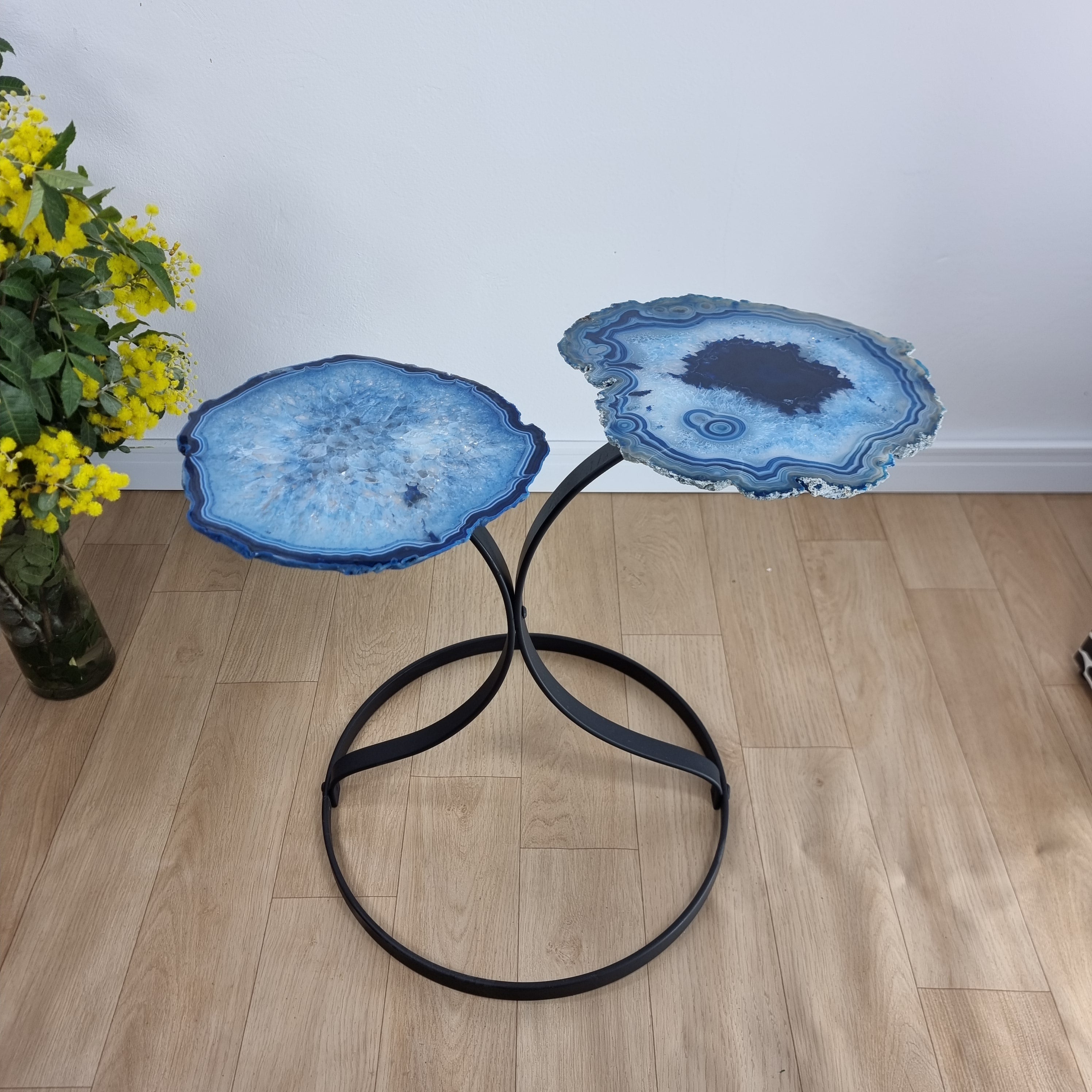 Mesa Lateral (PAR) de ÁGATAS Azuis Naturais | Base de Ferro Preta | Altura de 50 cm - Peça Artesanal BR Crystals