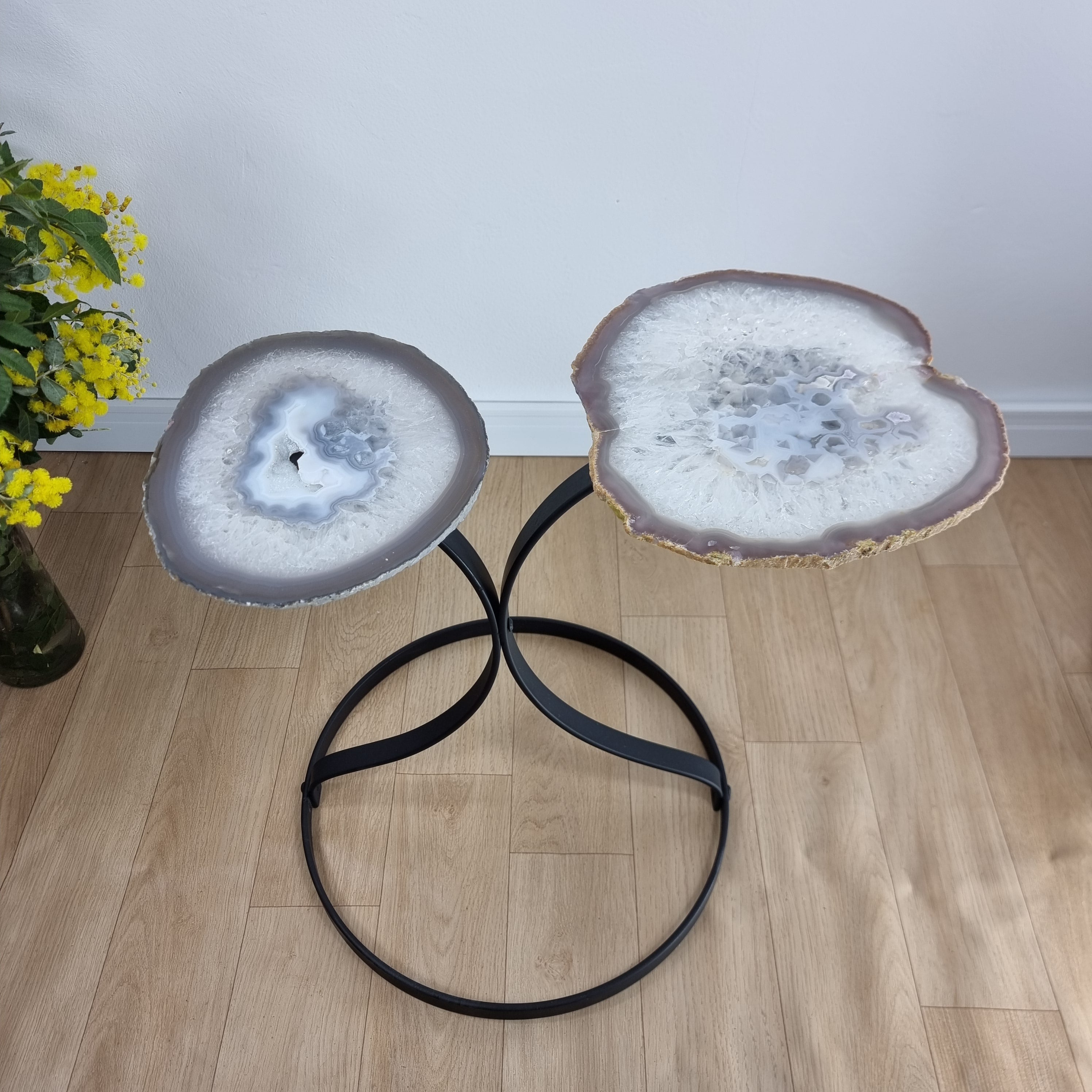 Mesa Lateral (PAR) de ÁGATAS Naturais | Base de Ferro Preta | Altura de 50 cm - Peça Artesanal BR Crystals