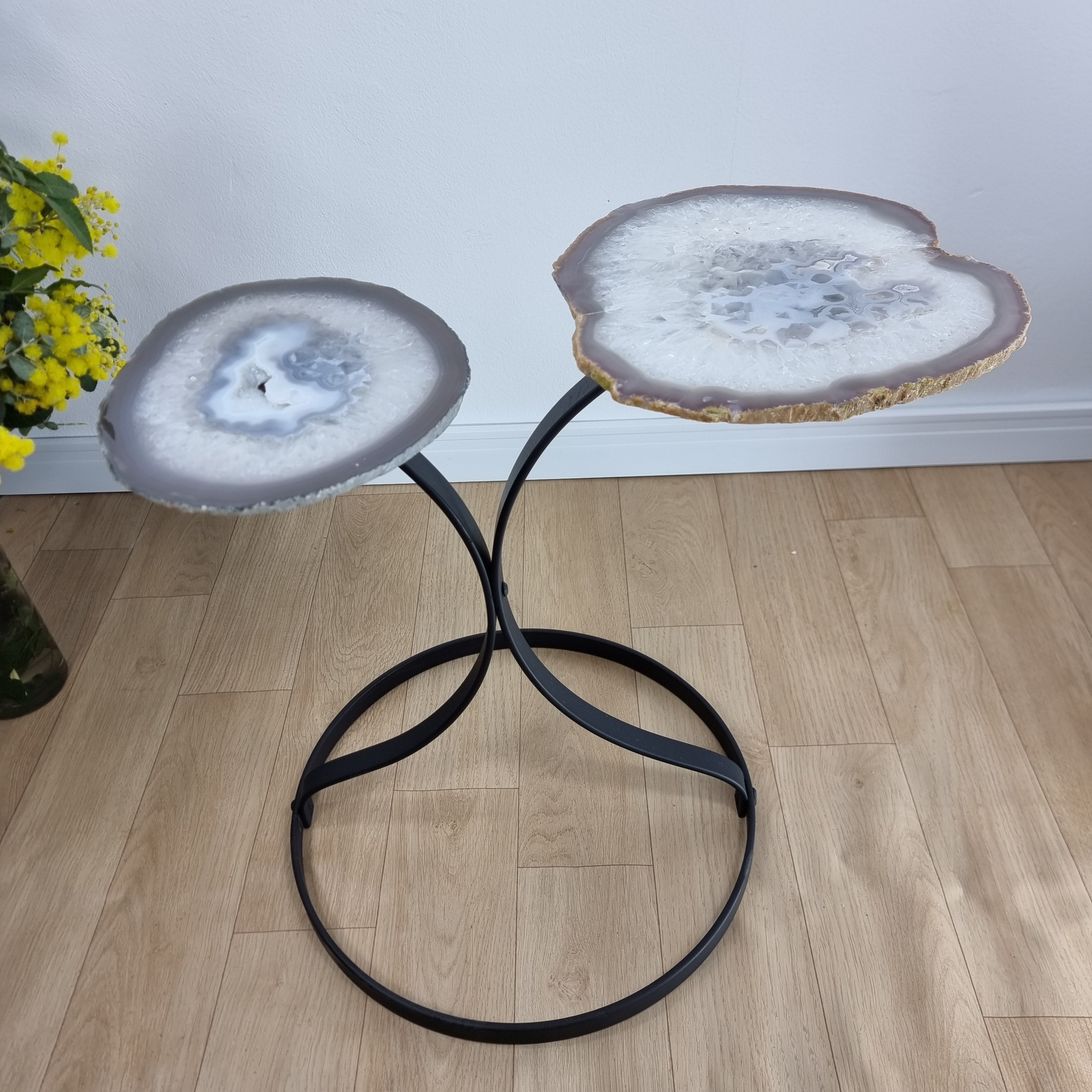 Mesa Lateral (PAR) de ÁGATAS Naturais | Base de Ferro Preta | Altura de 50 cm - Peça Artesanal BR Crystals