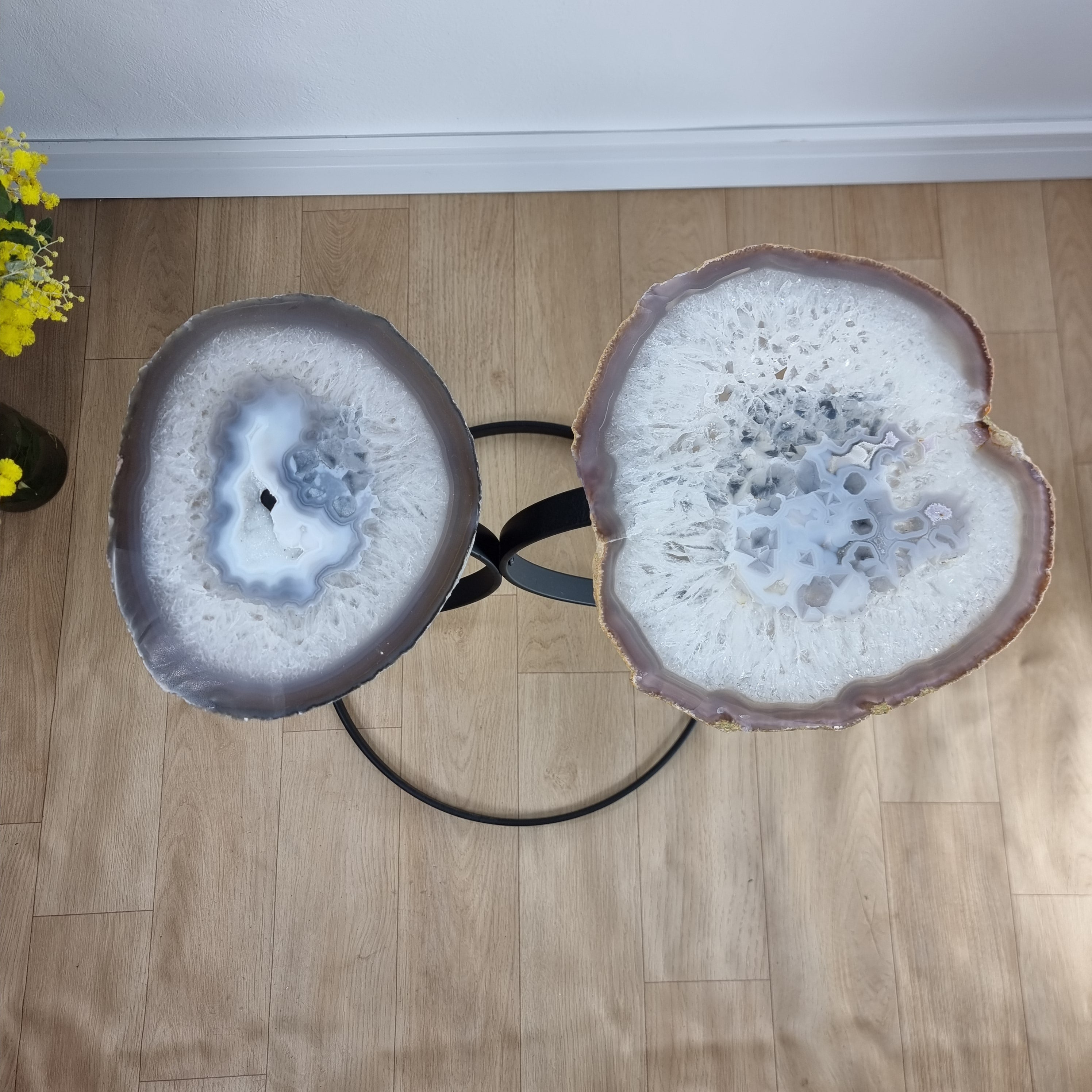 Mesa Lateral (PAR) de ÁGATAS Naturais | Base de Ferro Preta | Altura de 50 cm - Peça Artesanal BR Crystals