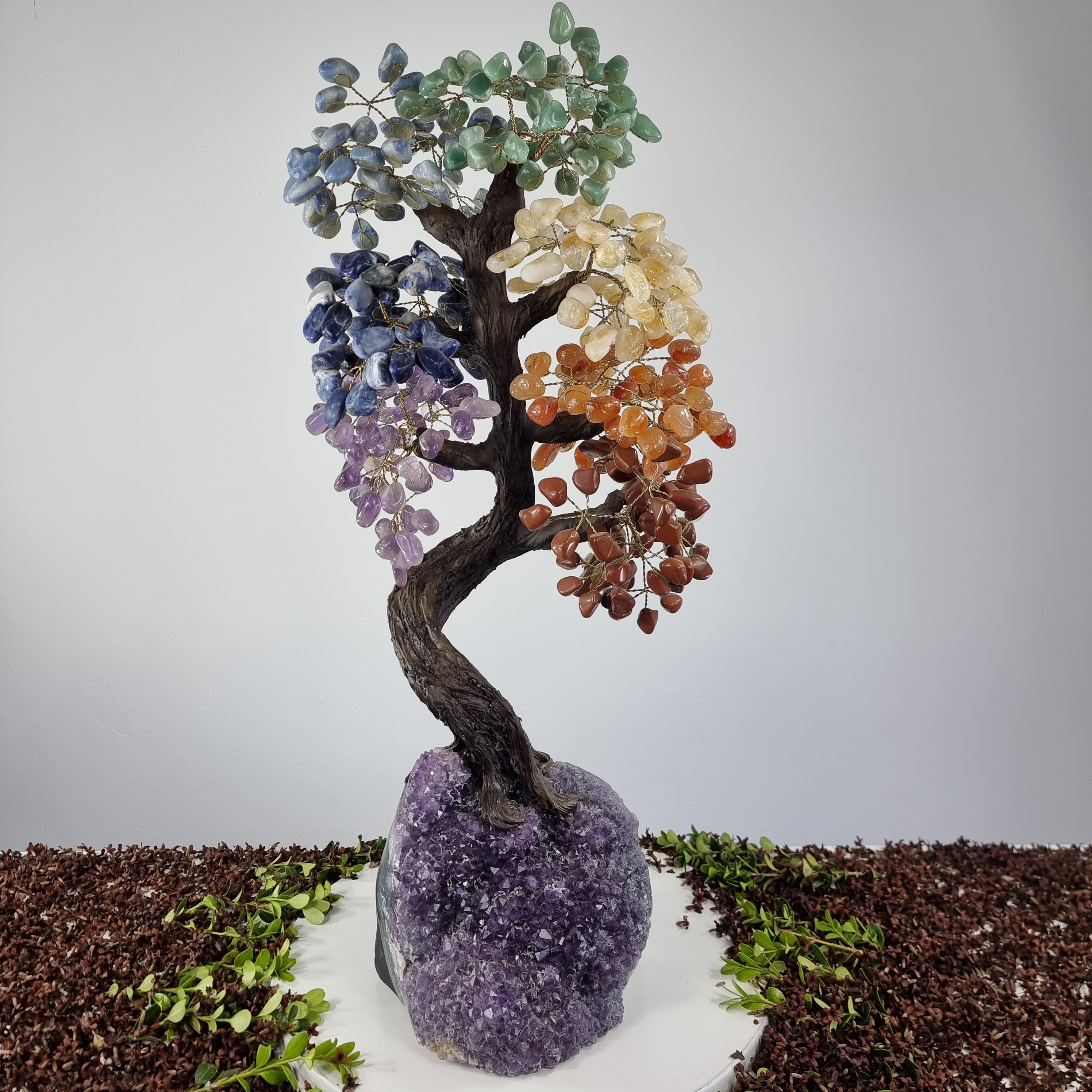 Árvore de 7 CHACRAS Arco Iris Natural | 720 Pedras, 120 galhos | Base de Ametista com 70 cm altura - Peça Artesanal BR Crystals