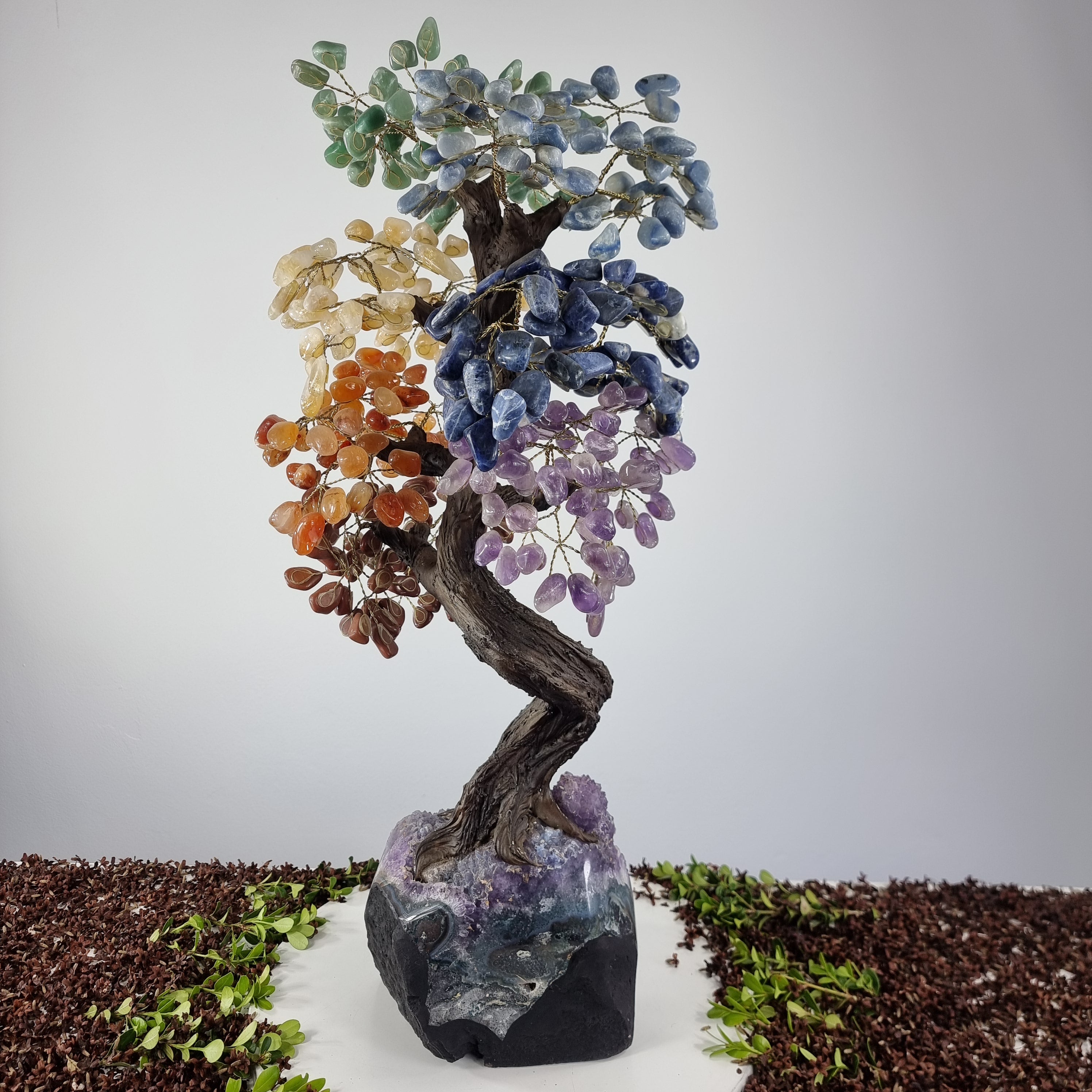 Árvore de 7 CHACRAS Arco Iris Natural | 720 Pedras, 120 galhos | Base de Ametista com 70 cm altura - Peça Artesanal BR Crystals