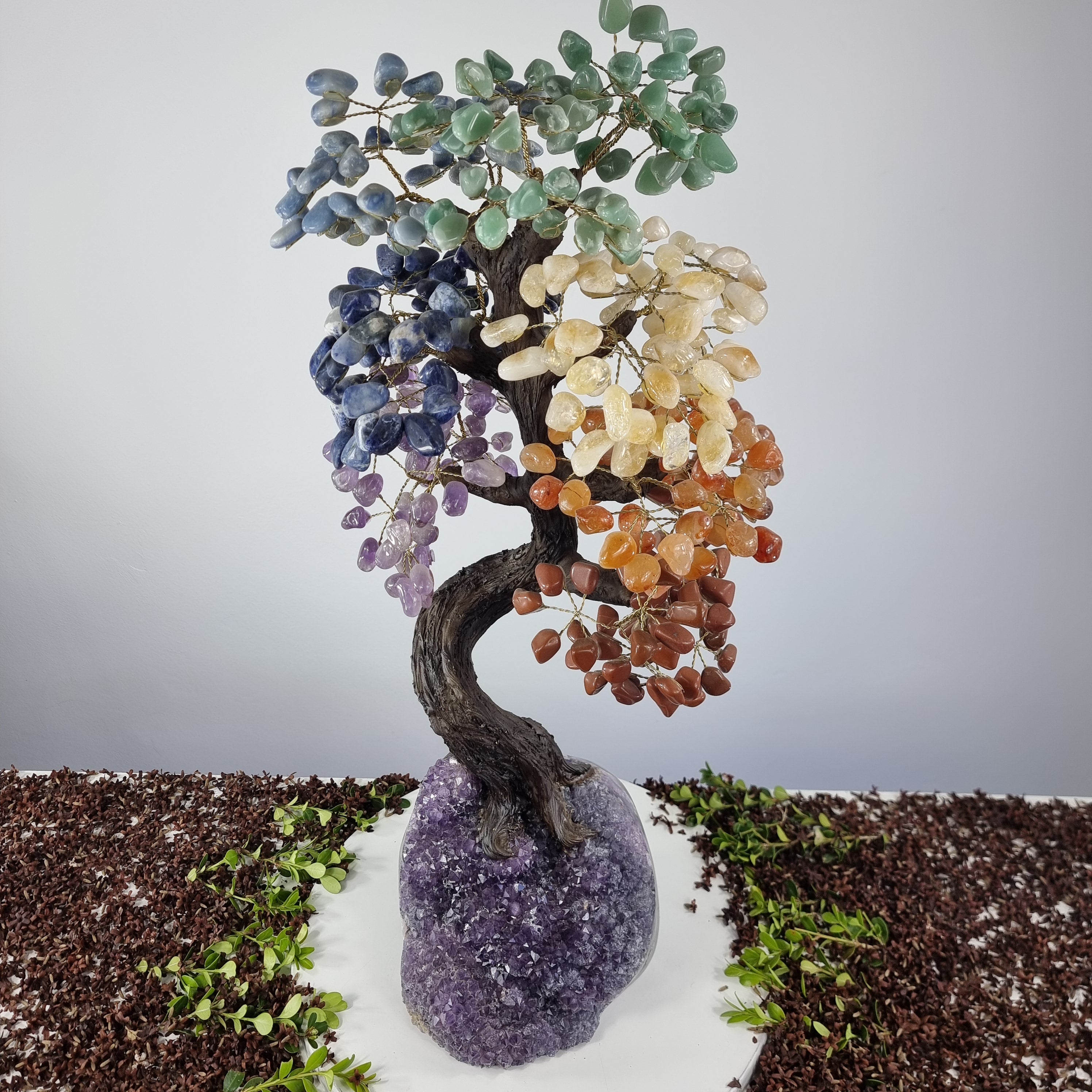 Árvore de 7 CHACRAS Arco Iris Natural | 720 Pedras, 120 galhos | Base de Ametista com 70 cm altura - Peça Artesanal BR Crystals