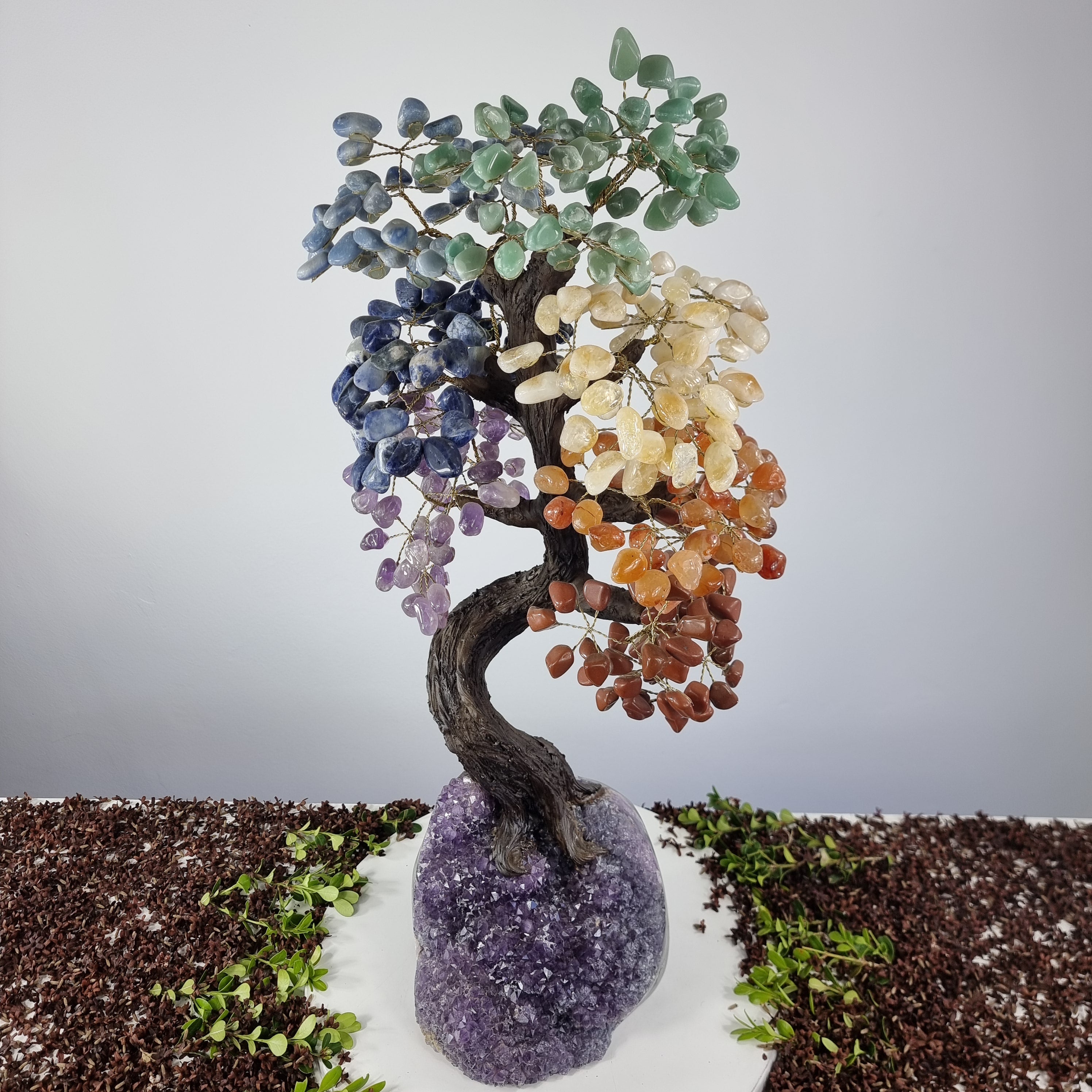Árvore de 7 CHACRAS Arco Iris Natural | 720 Pedras, 120 galhos | Base de Ametista com 70 cm altura - Peça Artesanal BR Crystals