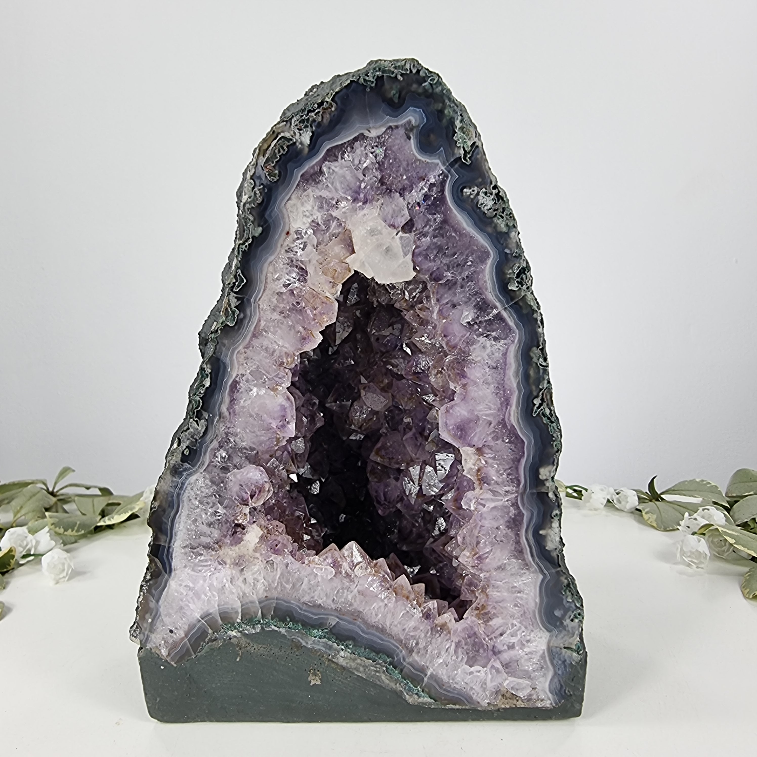 Capela em Ametista Bruta Drusa - Geodo de Ametista 3,85 Kgs, Energia, Beleza e Sofisticação