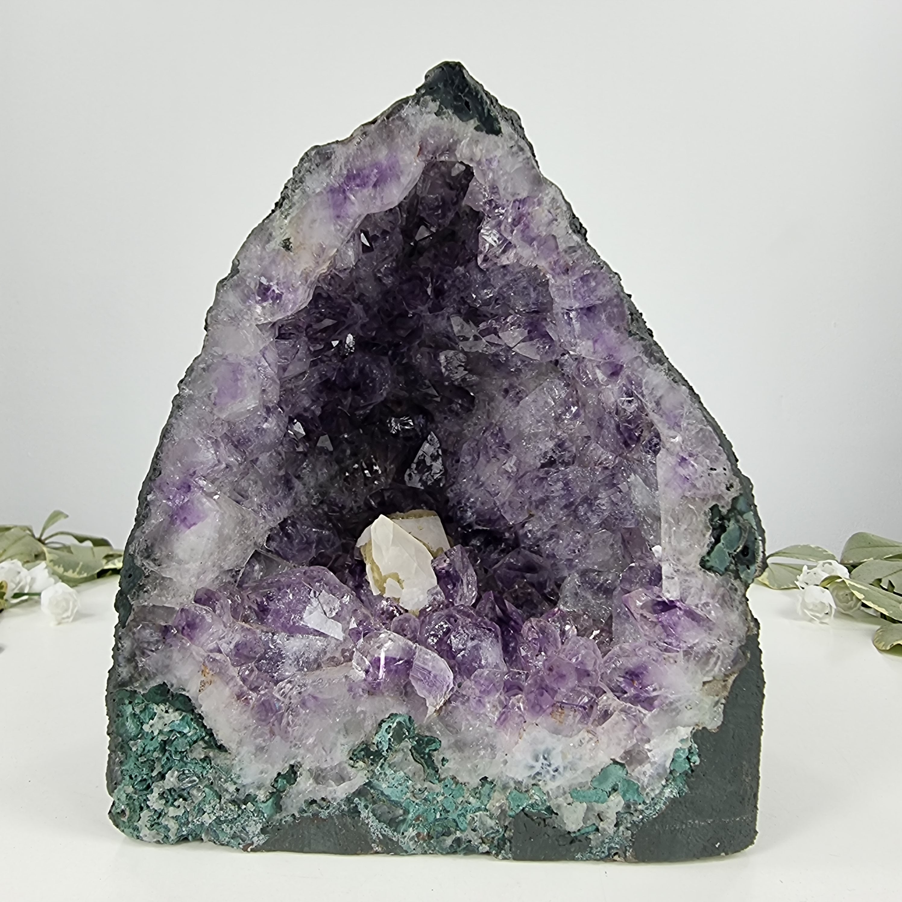 Capela em Ametista Bruta Drusa - Geodo de Ametista 3,35 Kgs, Energia, Beleza e Sofisticação