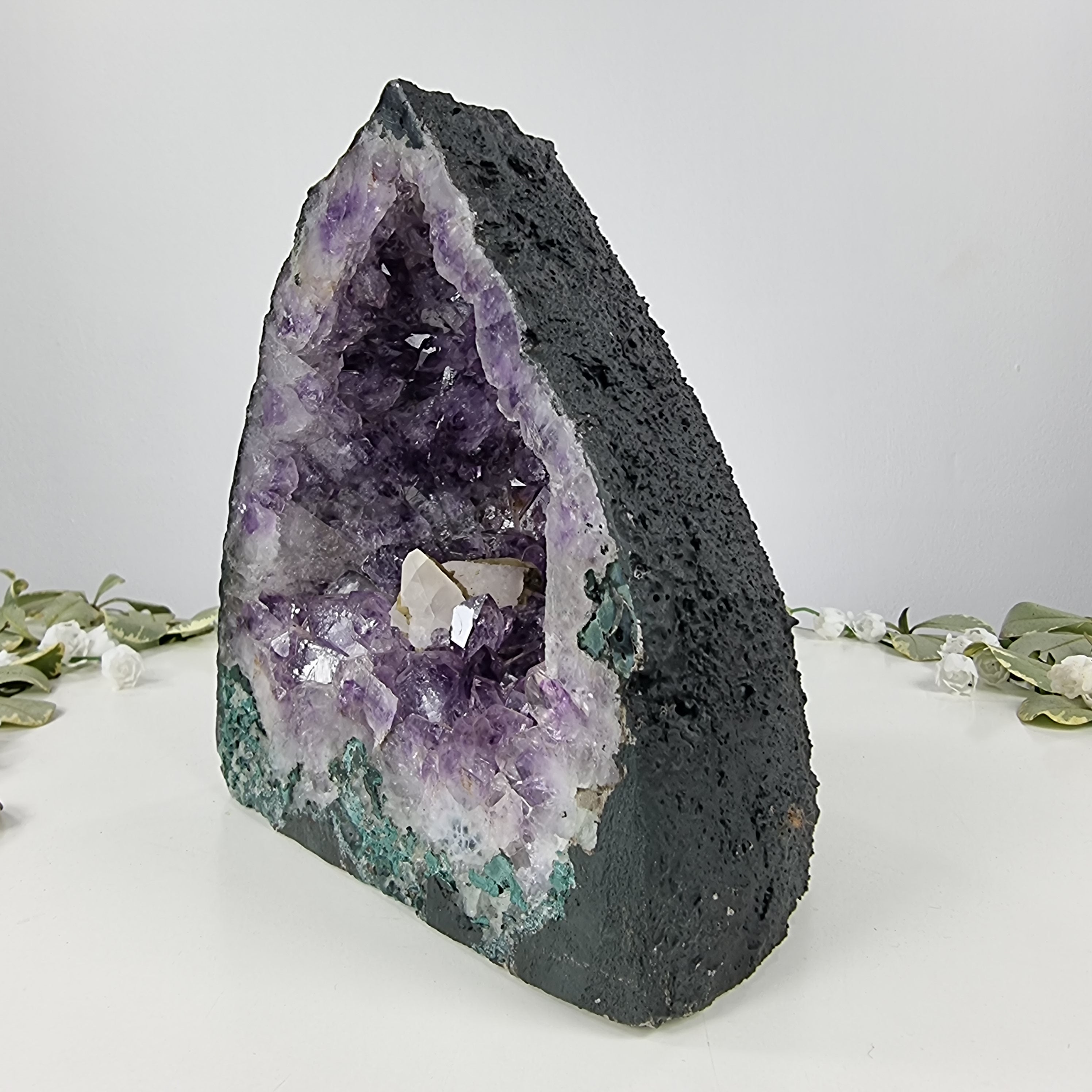 Capela em Ametista Bruta Drusa - Geodo de Ametista 3,35 Kgs, Energia, Beleza e Sofisticação