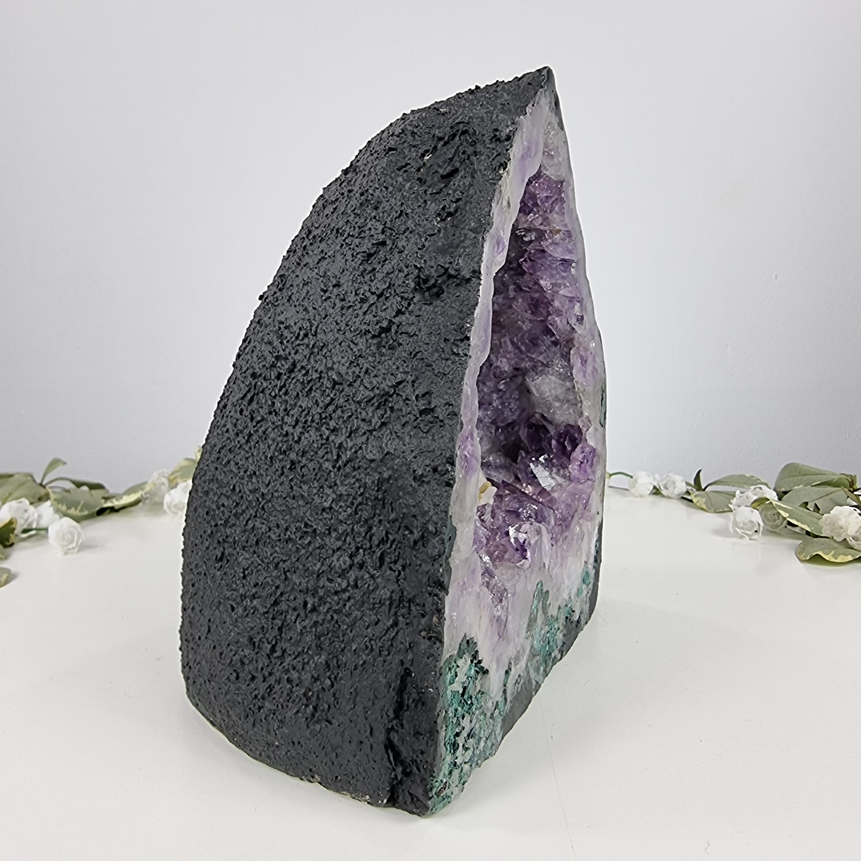 Capela em Ametista Bruta Drusa - Geodo de Ametista 3,35 Kgs, Energia, Beleza e Sofisticação