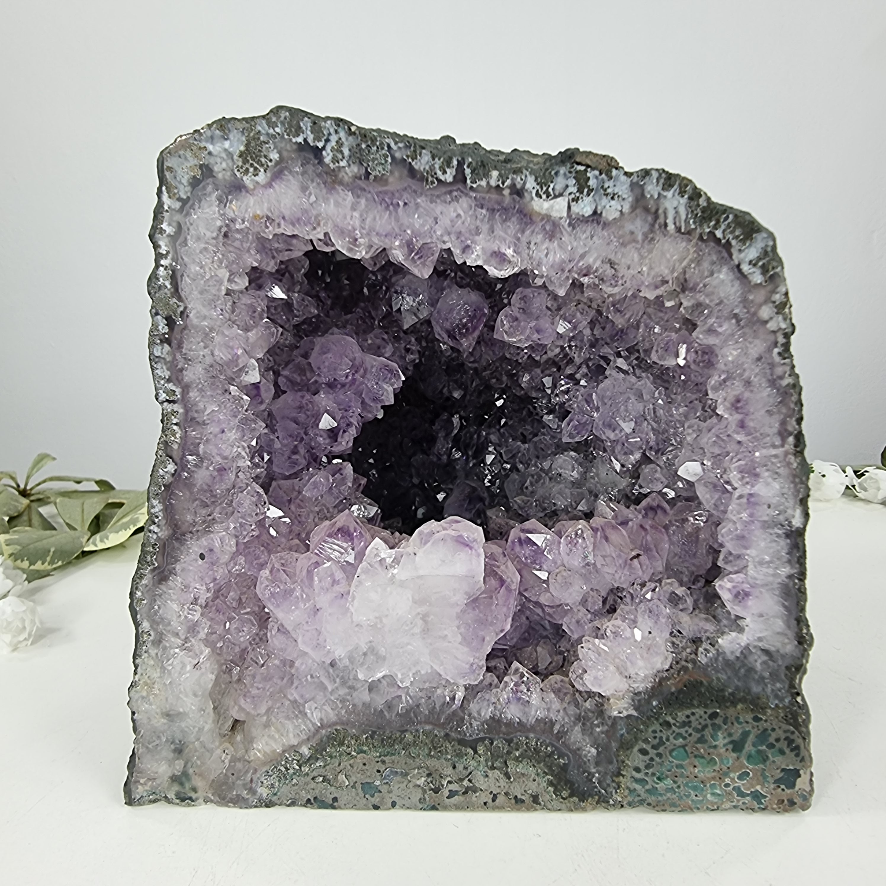 Capela em Ametista Bruta Drusa - Geodo de Ametista 3,08 Kgs, Energia, Beleza e Sofisticação