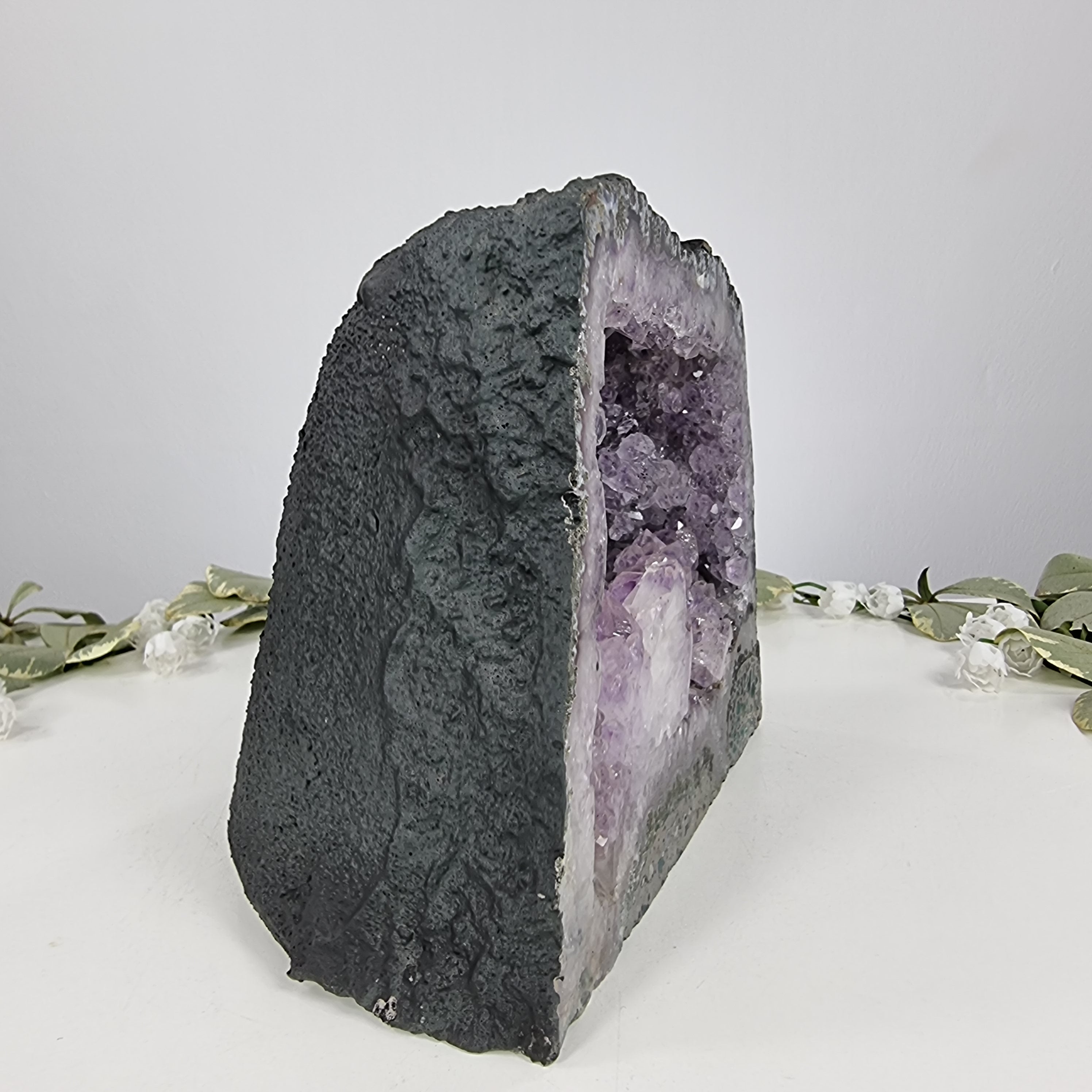 Capela em Ametista Bruta Drusa - Geodo de Ametista 3,08 Kgs, Energia, Beleza e Sofisticação