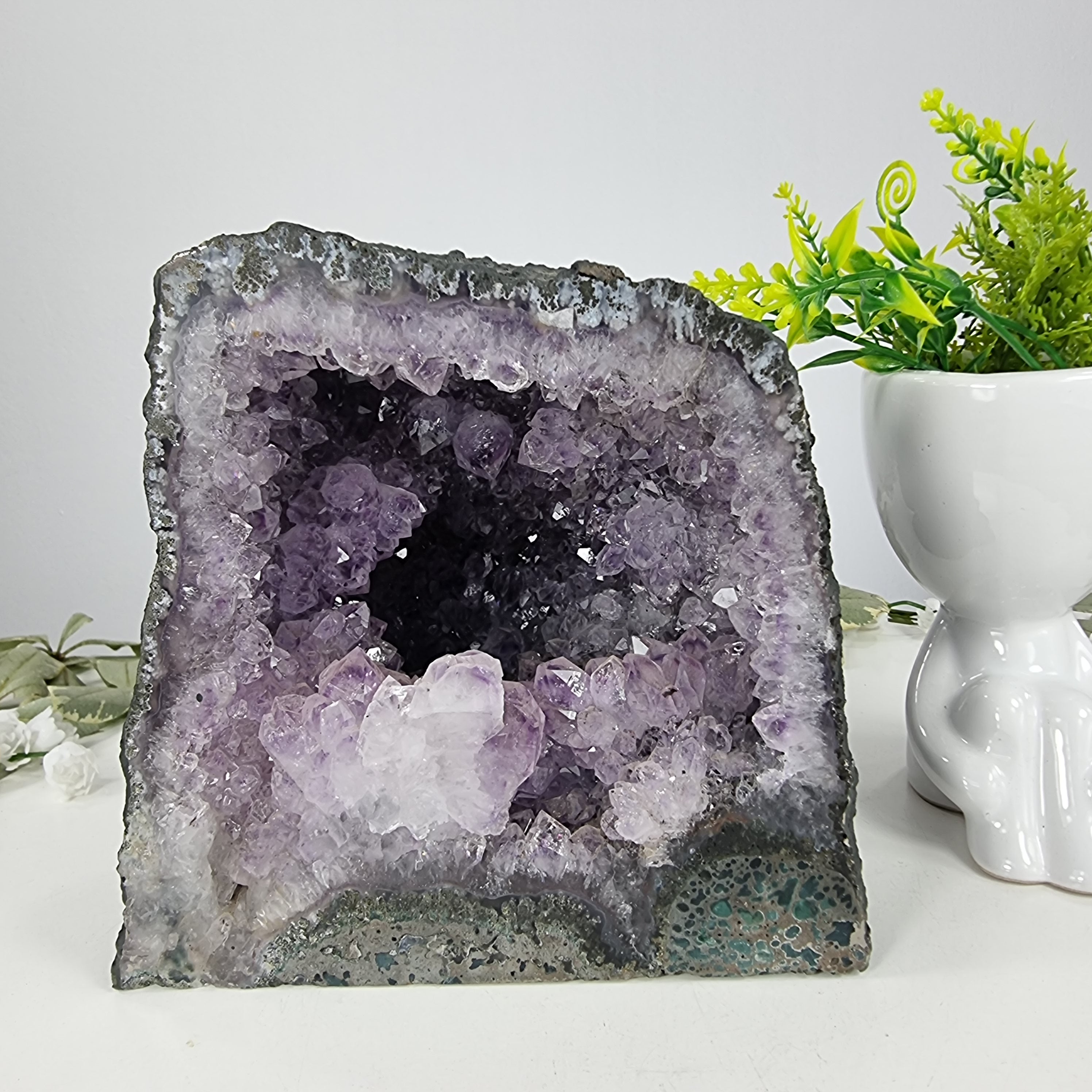 Capela em Ametista Bruta Drusa - Geodo de Ametista 3,08 Kgs, Energia, Beleza e Sofisticação