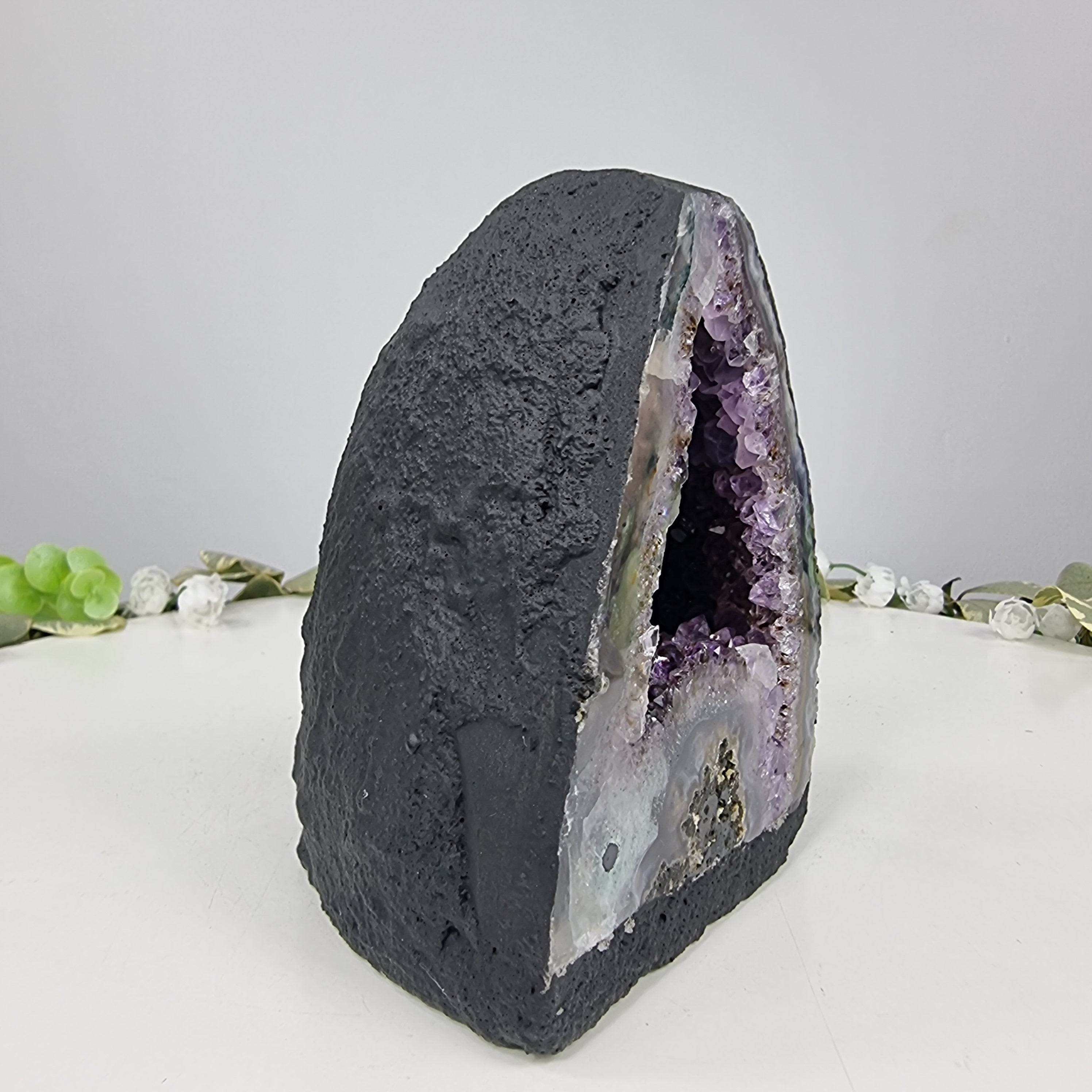 Capela em Ametista Bruta Drusa - Geodo de Ametista 1,10 Kgs, Energia, Beleza e Sofisticação