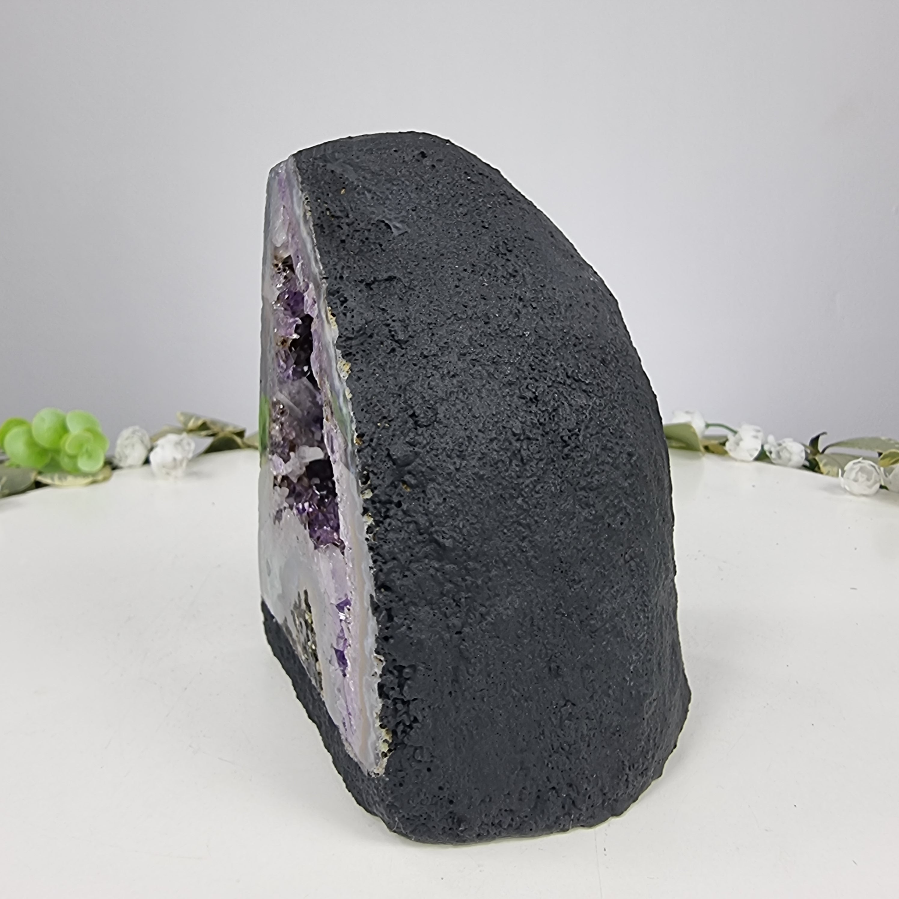 Capela em Ametista Bruta Drusa - Geodo de Ametista 1,10 Kgs, Energia, Beleza e Sofisticação