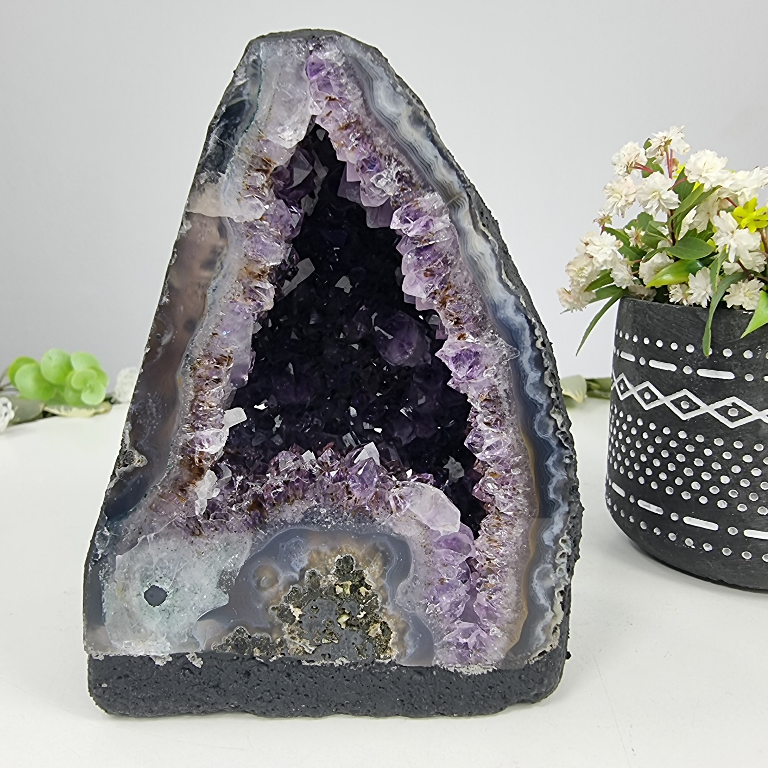 Capela em Ametista Bruta Drusa - Geodo de Ametista 1,10 Kgs, Energia, Beleza e Sofisticação